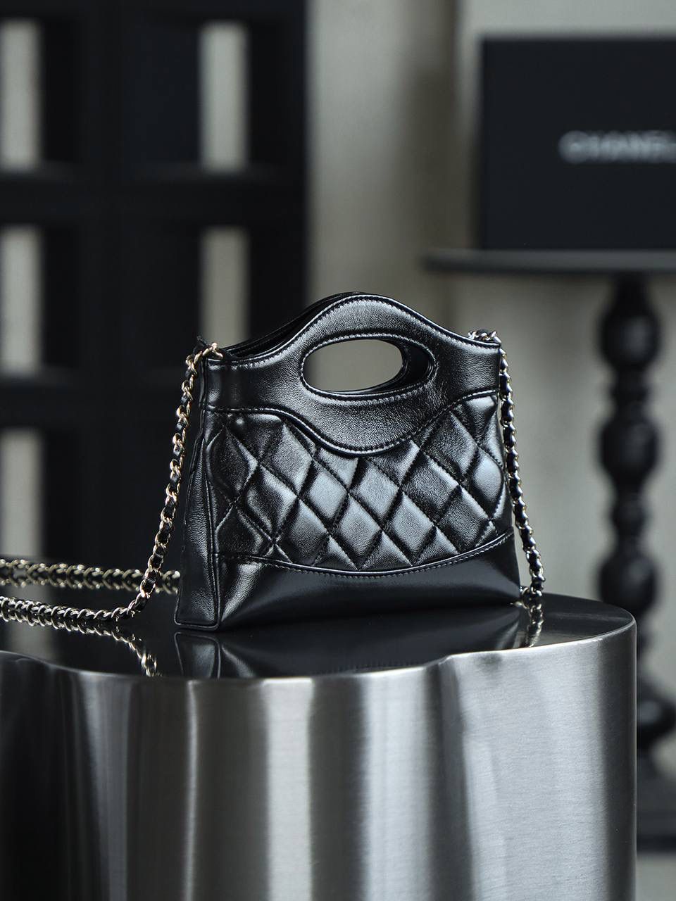 Nano 31Bag鑒定版👜 一包一碼 支持全球鑒定查驗身份證原廠專G Bonaudo皮料過關清單資料可査詢 夢中情包31bag nano從設計上看，它的鏤空固定手柄設計十分吸睛，成為整個包的獨特亮點，開口採用磁吸設計，開合輕鬆便捷。 搭配的一條皮穿鏈肩帶，無論是單肩背還是斜挎，都能完美適配各種身形，輕鬆打造出不同風格，相信我，一旦擁有，你定會愛不釋手！ 五金：厚镀14k淡金 皮料：Bonaudo亮面小羊皮 尺寸：20*17.5*3.5cm