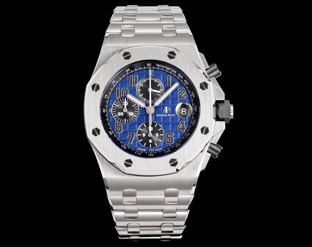 TK Factory皇家橡树离岸型26400/26238/26470系列正式登场！款式最全，做工最好的爱彼计时款腕表来了，有做工好的顶级货，廉价的小厂货就别去考虑了！ 1，机芯采用12位小秒的定制版3126计时机芯，完美还原原版所有功能。经过精密打磨，大大加强了其稳定性。 2，其中碳纤维系列表壳采用全新碳纤维复合材料——「Carbon TPT® B.4」打造，这种高科技材料比常规 Carbon TPT® 密度提高4%，纤维硬度提升15%，树脂强度提升30%，材料结构经过各项异性优化，保持轻盈同时无比坚韧，提供迄今最强的抗冲击性能。 3，字面颜色均采用目前最先进电镀技术，非几年前的简单喷漆技术。每一个巧克力格纹装饰，通过CNC级别打磨，无限接近原版。 4，同步原版搭载微微活动头粒，胶带采用进口氟橡胶材质，皮带采用美洲鳄鱼皮材质，更加耐磨耐造。