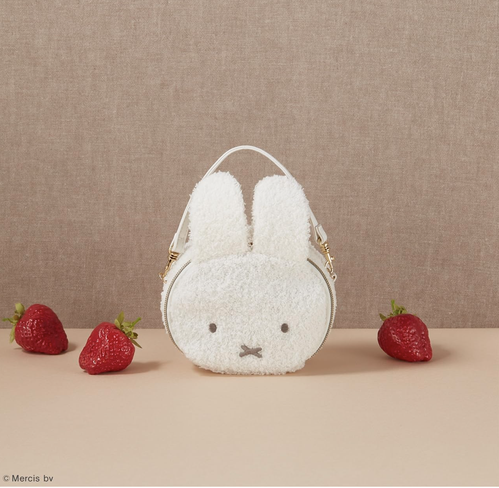 🐰Pre Order  - 雜誌附錄 miffy 草莓吊墜兩用手提袋及單肩袋 " 不連雜誌 "  ( 📦 大約3月中～底到貨, 若遇到缺貨或其它因素貨期會延遲 ）