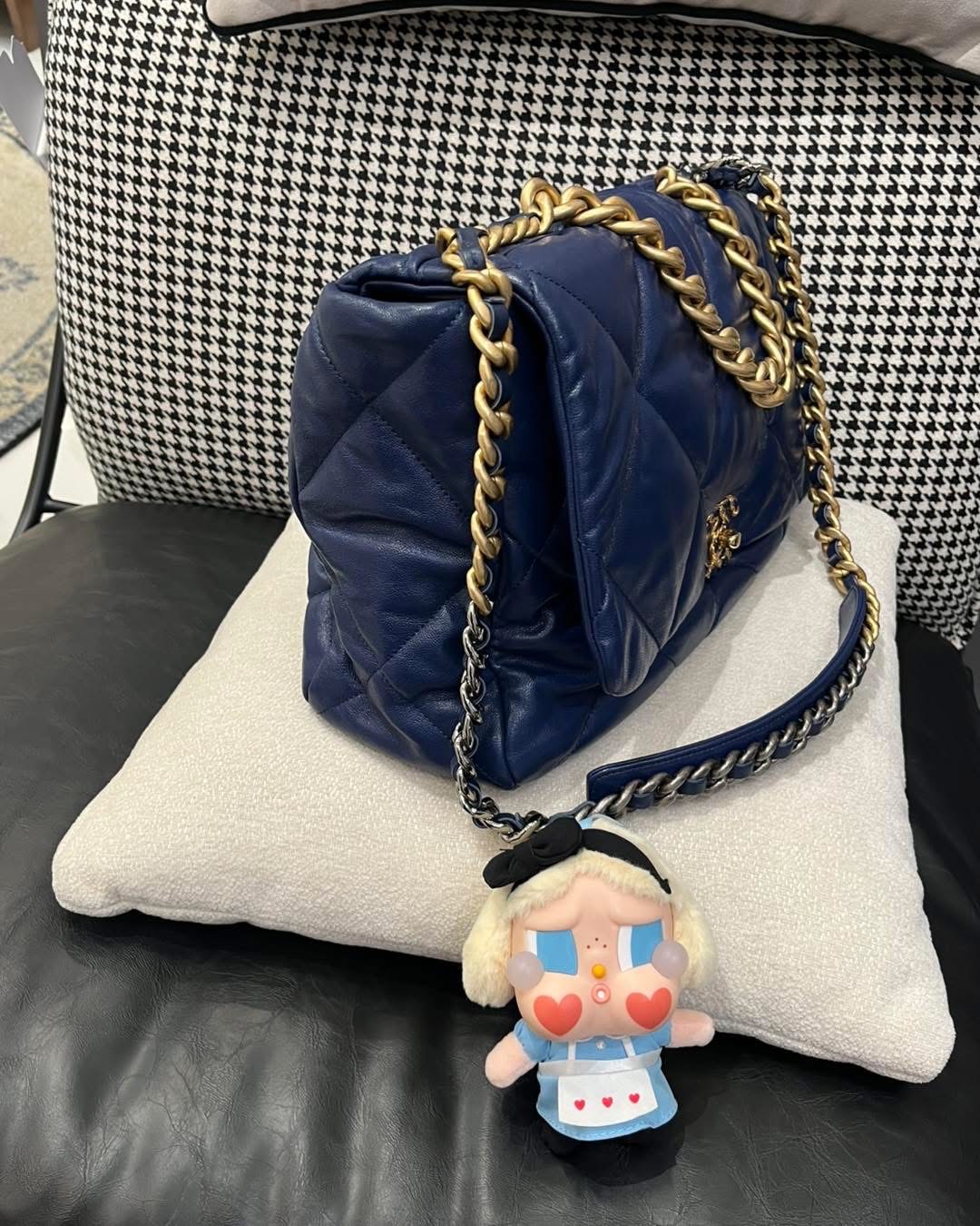 Chanel 19 maxi flap bag  100%Authentic,98%new  ✅30 card ✅dust bag