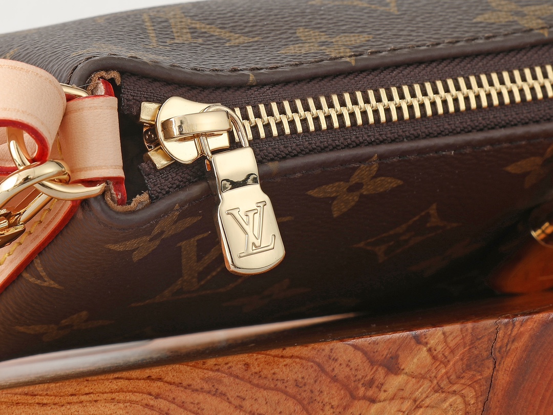 LV Louis Vuitton Pochette Tirette