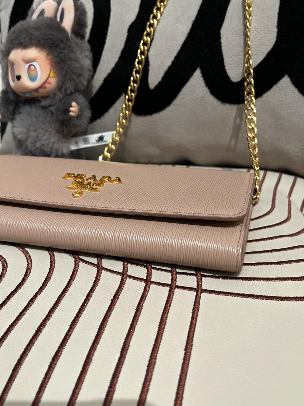 Prada wallet on chain 牛皮 100%Authentic ,99%new ✅專門店收據✅盒  
