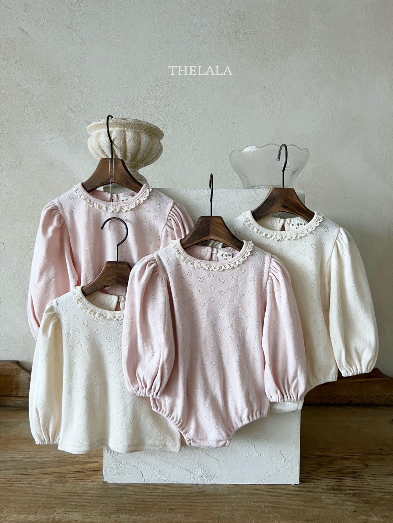 🌸預訂 韓國直送🌸🇰🇷THELALA兩色蕾絲心心通花長袖包屁衣