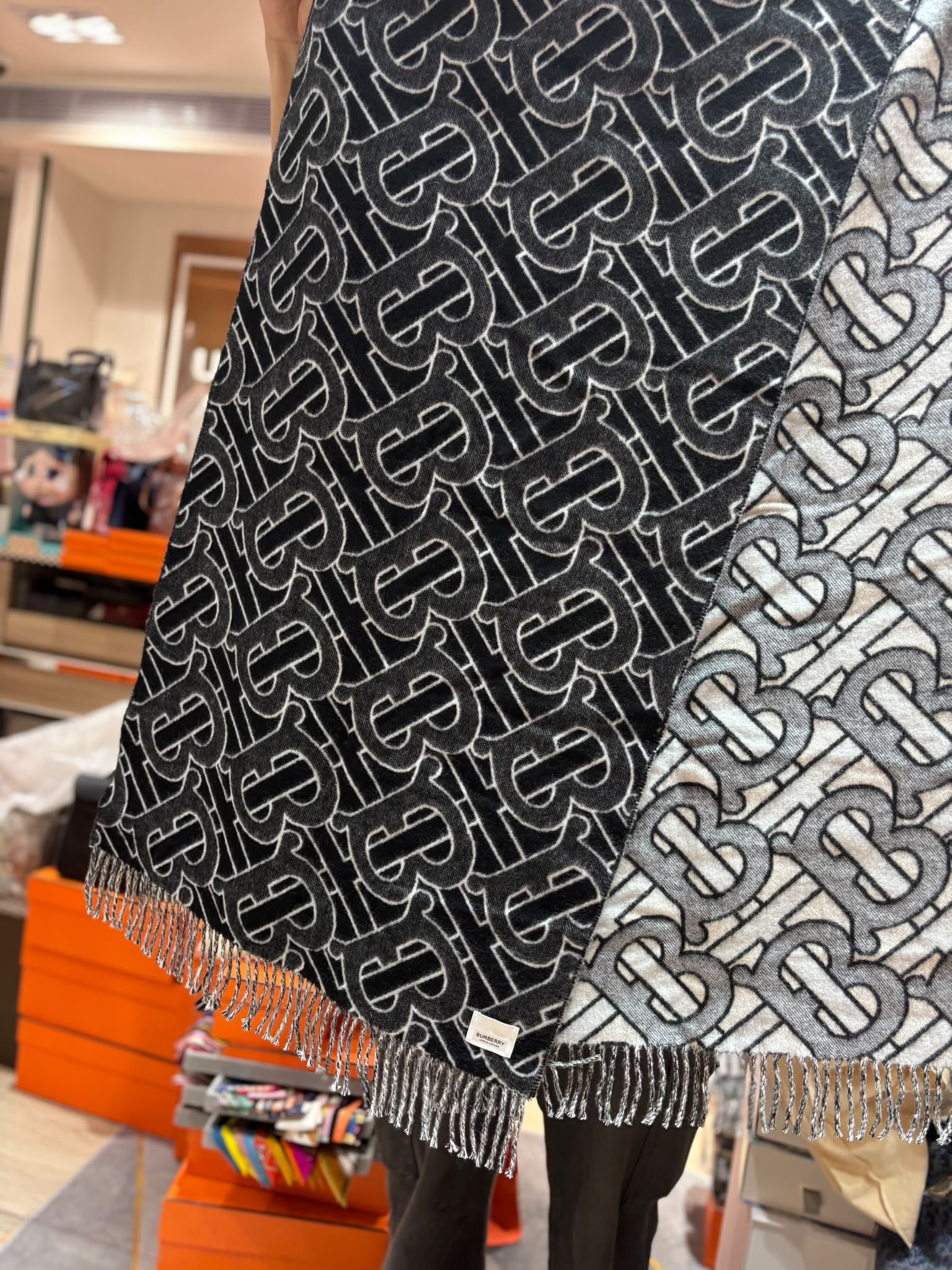 Burberry scarf 黑色拼灰色 100%Authentic, 99%New 