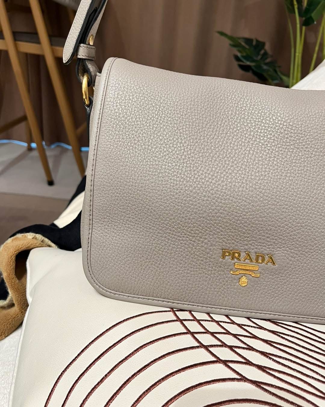 PRADA SHOULDER BAG calfskin100%Authentic,98%new ✅dust bag