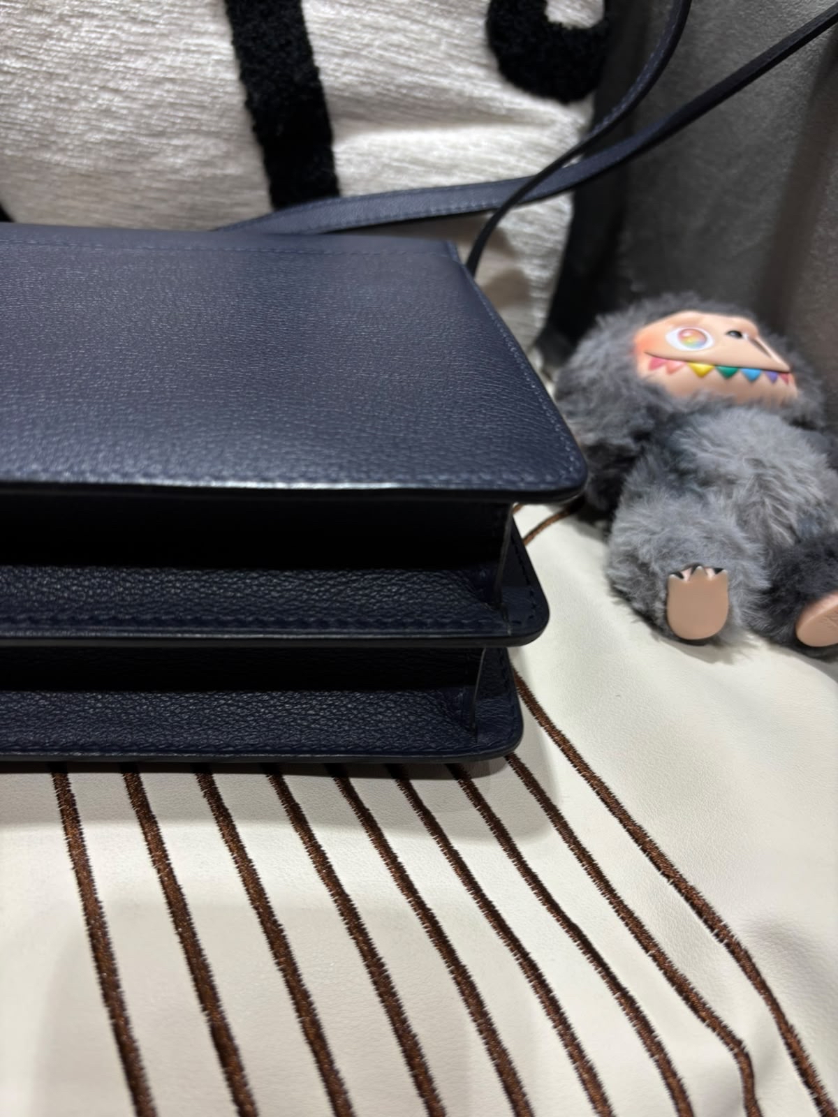 Hermes ROULIS 23,STAMP Y  海軍藍色 100%Authentic, 98%new  ✅dust bag ✅box