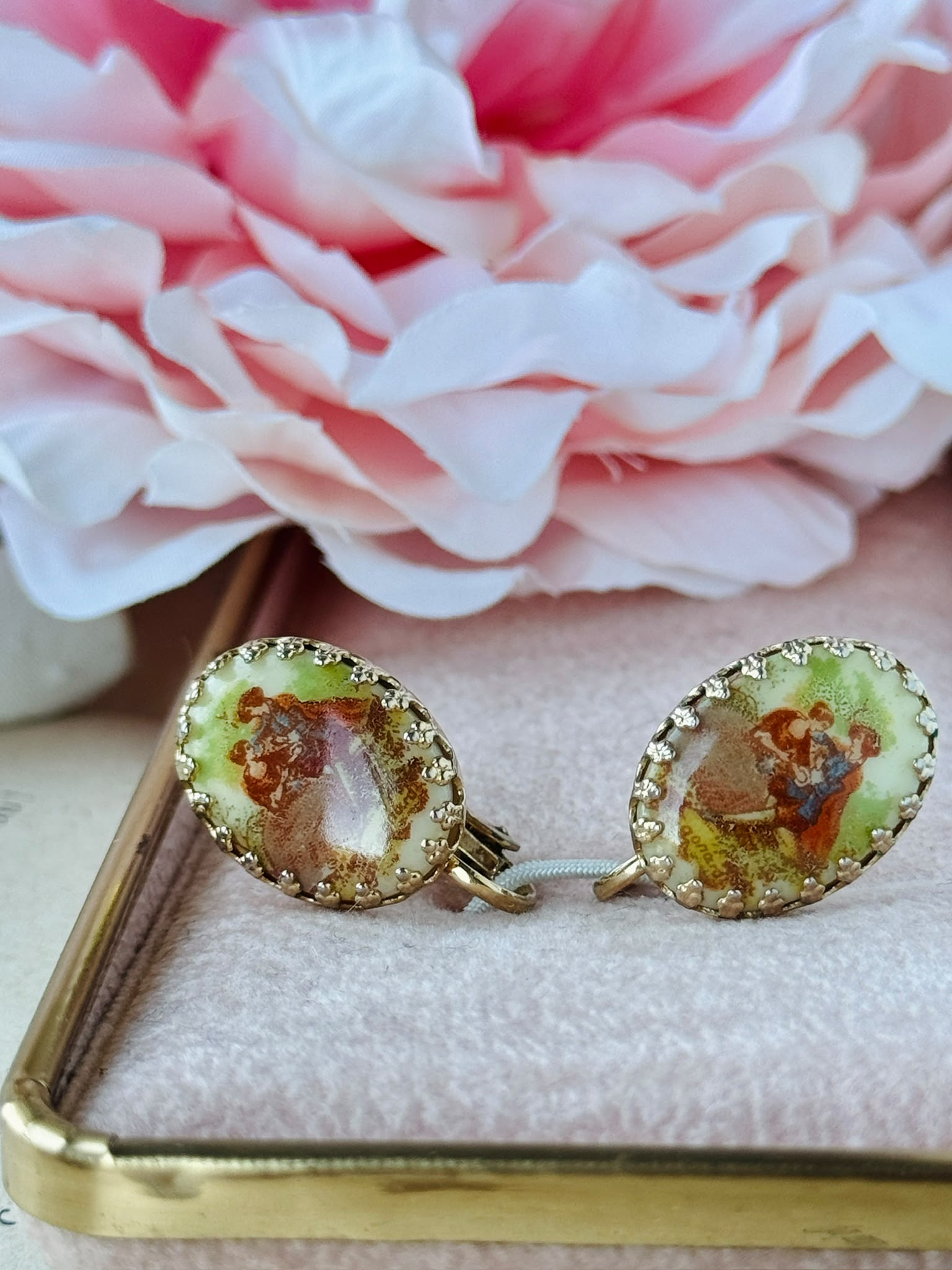 Vintager C.a. 1970s Courting Couple Clip Earrings (MT2644)