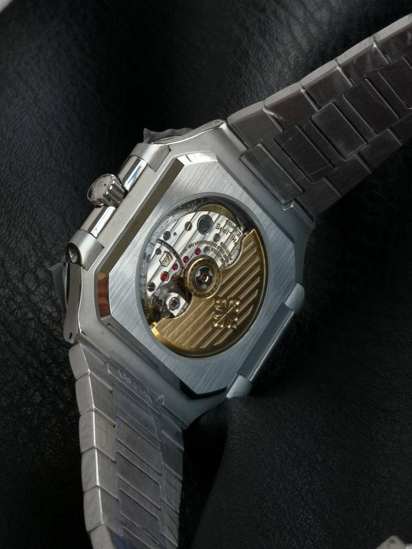 百达翡丽 方形 新系列CUBITUS 5821腕表 亮点特色：1️⃣机芯:搭载定制9015改Cal.26-330 SC一体机，调时不停秒，调时不停秒，摆轮位置均与正品一致，自动上链机芯。2️⃣钢带:316L定制级人体工程学表带，新扣款式。3️⃣表壳:尺寸45毫米厚度仅8.3mm，为表壳对角线长度(即10点位至4点位),因为表壳近似于方形，上下边的宽度会小于这一数值，所以视觉效果并不是很大。 搭配上，5821属于运动风格腕表，日常搭配正装和休闲风格也可以。