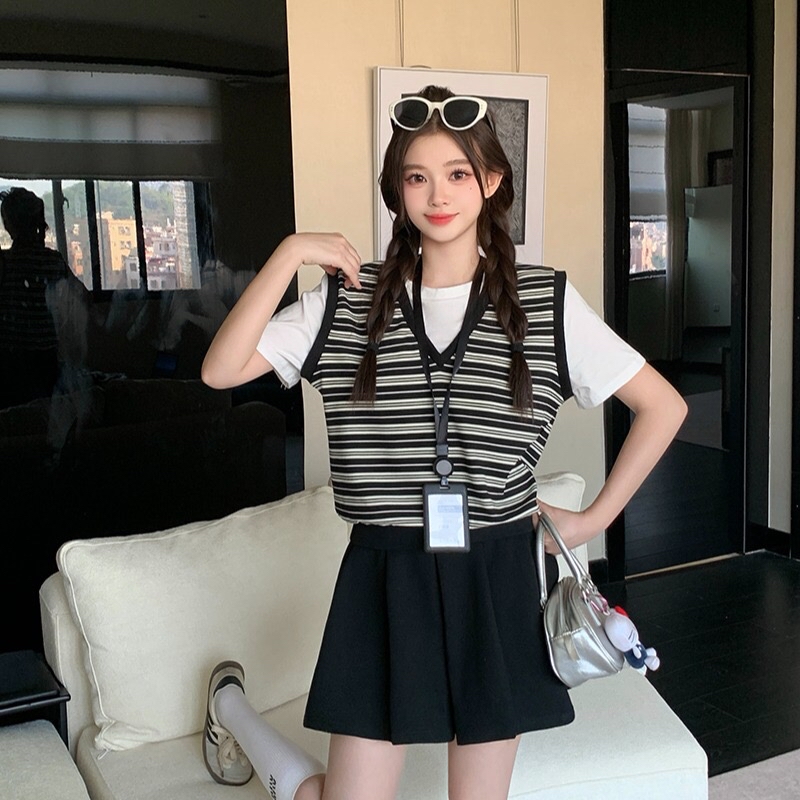 B92(36681) 韩系时尚假两件拼条纹马甲上衣与大版百褶短裙黑套装