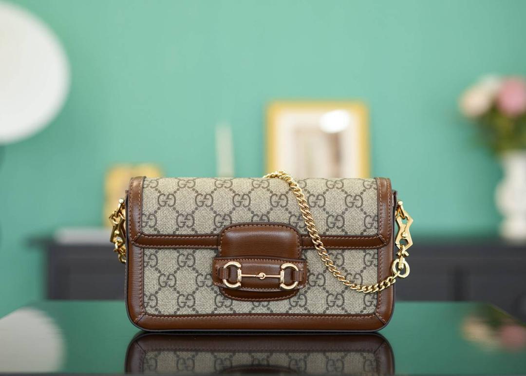 🥯Gucci Horsebit 1955系列迷你手袋 棕色 22cm (原厂皮全铜五金) 正品售价¥12.000 标志性的金属马衔扣搭配经典双G图案 把复古时髦感拿捏得恰到好处 新款的1955二合一马鞍包 包身轻便，且配有一个MINI卡包 主打一个精致便携~ 官方款号 752002 尺寸：21.5x12.5x3cm
