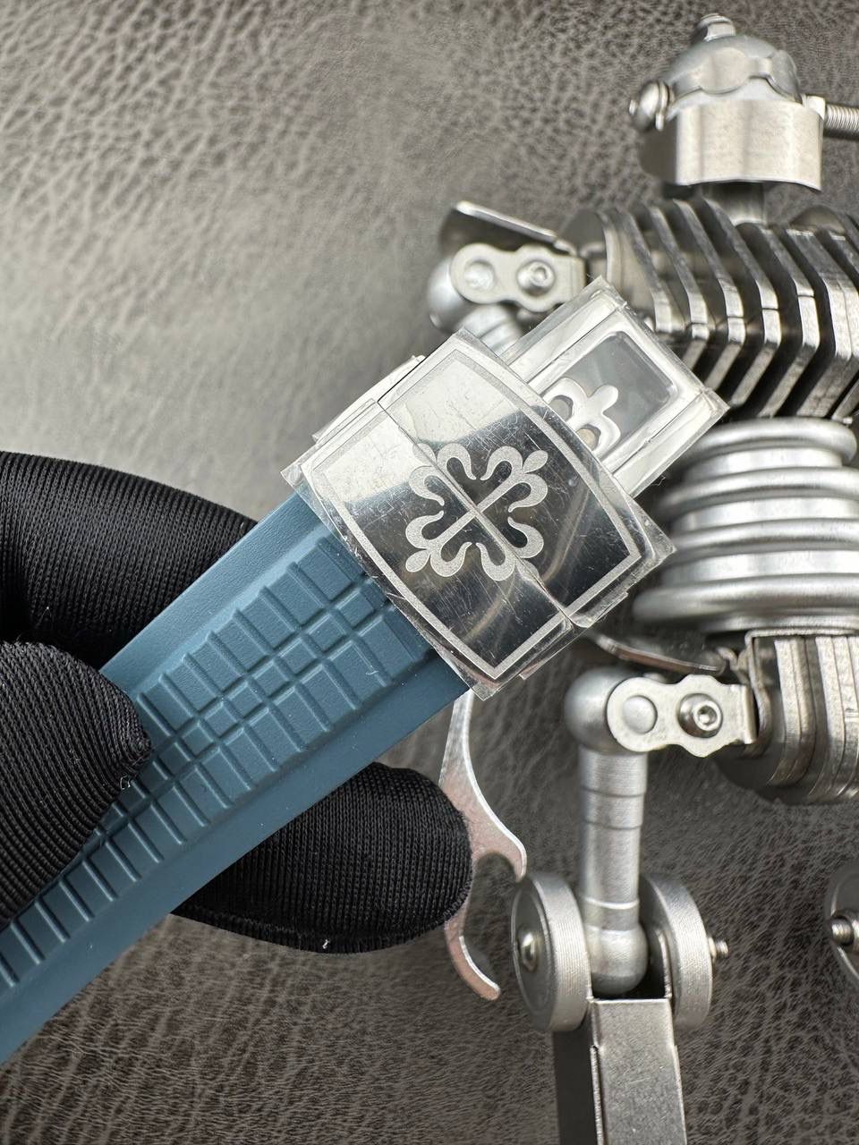 百达翡丽Aquanaut系列😎 【表壳】40.8MM表径，不锈钢材质，圆润的八角壳型恰到好处，表壳左侧的鲨鱼鳍型设计，是可以前后快调中央镂空时针的按钮，这枚指针可以用来指示第二时区时间。 【表盘】黑色浮雕表盘，金属立体字块，覆荧光涂层时标。3、9点钟分别显示”HOME”与”LOCAL”的方形昼夜视窗，蓝白二色各自代表晚上与白天，6点钟位置是指针式的日期盘。 【机芯】成功实现百达翡丽5164A-001内载的324 SC FUS自动上链机芯功能，大三针基础机芯上搭载两地时间模组。 配有休闲气息的Tropical表带，正是为年轻世代所准备的奢华运动表。