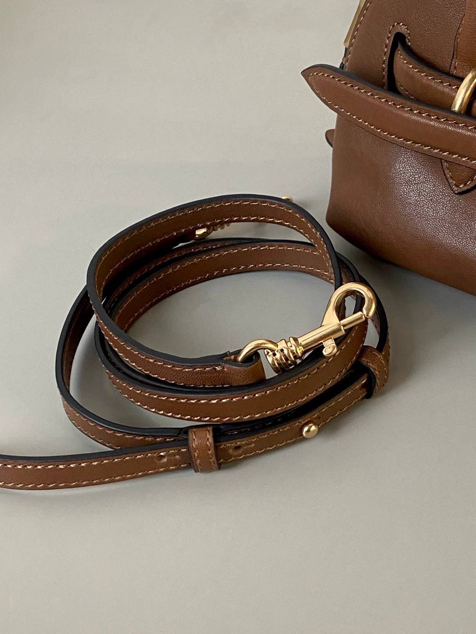 🈶焦糖色，迷你 𝗠𝗶𝘂𝗠𝗶𝘂24秋冬贝壳包 年度爆炸款来啦 | 真心被夸爆 没有过分夸张的设计，有着时髦且个性的圆弧包型，形似贝壳，看着很轻松又舒适一点也不会给人压力 双向拉链在保证实用性的同时让它充满了复古的调性，搭配上腰带式设计细节，时髦有态度 面料手感软糯，拎在手上可以切确感受到高级质感 迷你：8×13×21cm #F0022m 小号：16.5x28x10cm 大号：33x17x11cm