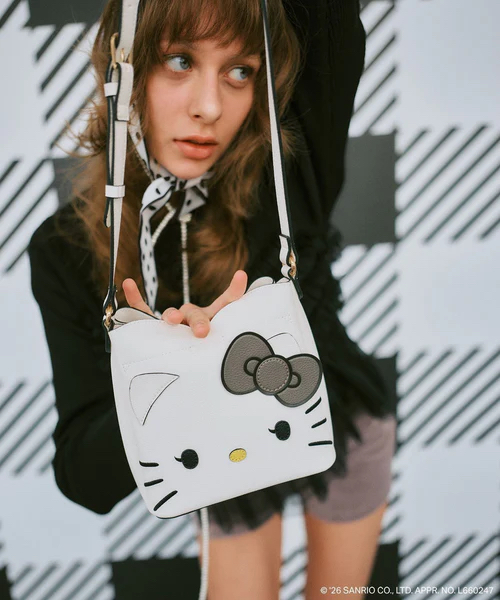 日本預訂📍日本VIS x Hello Kitty別注系列 - 大頭圖案斜咩袋 不包郵