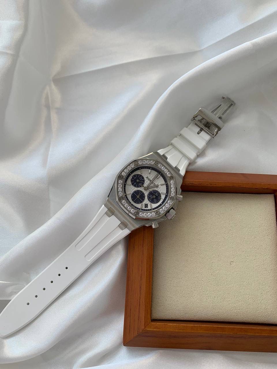 爱彼女款、小红书爆款，喜欢大表盘的女生、必备款，表盘37MM、蓝宝石防刮花玻璃，316精钢表壳、纯手工镶嵌32颗莫桑钻、搭配瑞士多功能石英机芯精准走时，表带采用进口橡胶工艺，佩戴舒适不过敏、折叠扣设计，佩戴便捷，数量有限，先到先得，多种色系，穿搭任选！