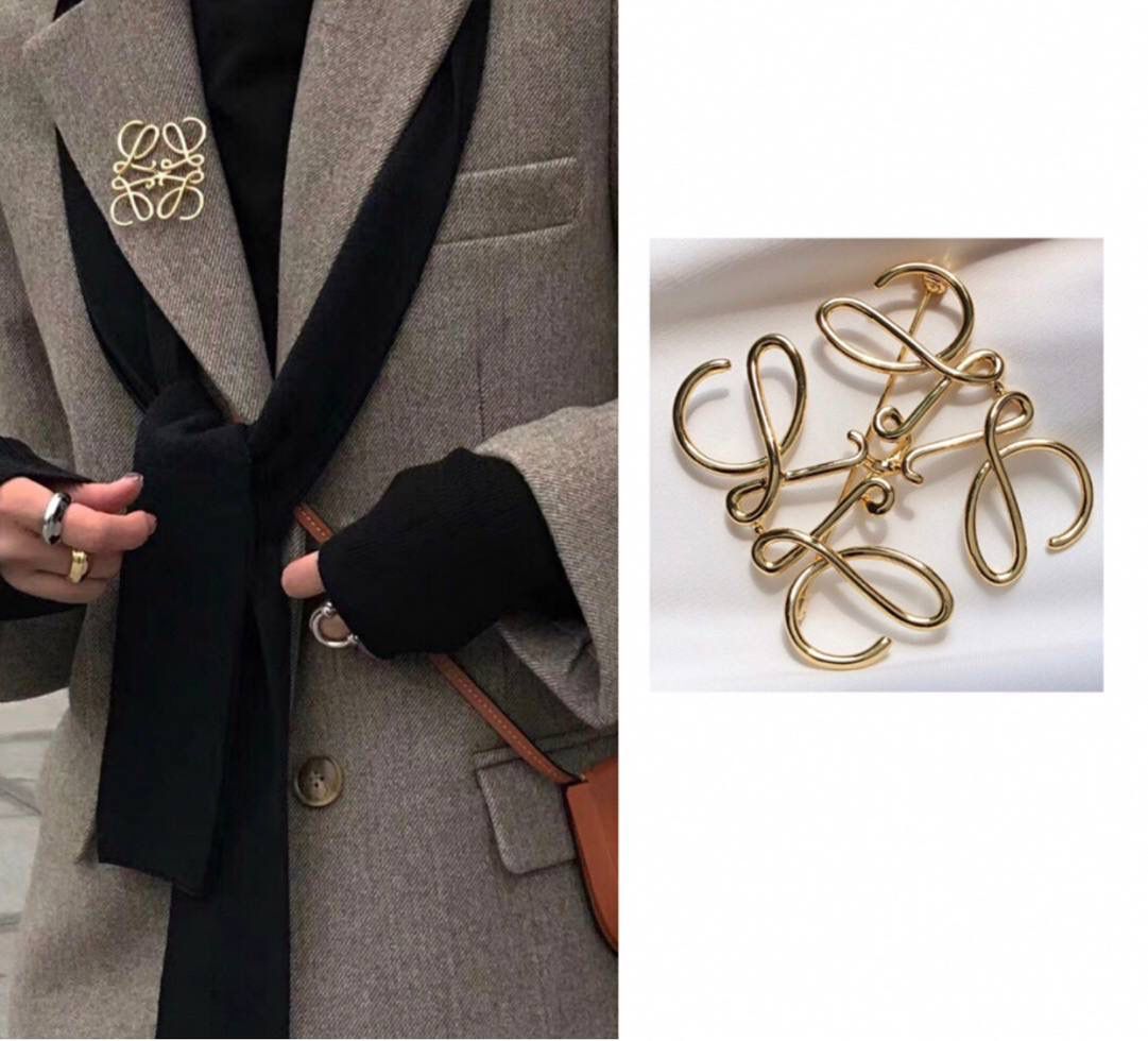 👑人气单品: LOE饰品胸针👑💏【金色/银色】 ❤️纯黄铜，真空电镀18K真金，纯德国进口设备铸造，精湛的手工艺，顶级还原。👌🏻 ❤️尺寸约5.1*4.7*0.15cm