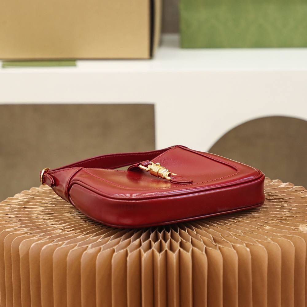 𝐉𝐚𝐜𝐤𝐢𝐞 𝐌𝐢𝐧𝐢 𝟭𝟵𝟲𝟭 ➻637091 原厂皮 ▶尺寸：19*13*3cm 经典𝐉𝐚𝐜𝐤𝐢𝐞 1961系列经典回归， 重新推出精致小巧的𝐌𝐢𝐧𝐢设计， 具有辨别度的样貌重回时尚前沿， 经典的样貌注入现代的时尚元素， 更加复古有高级感， 小巧的包身越看越喜欢， 两条肩带的设计， 更是让你拥有不同的感觉！🌈