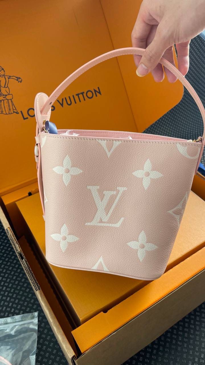 LV ALL IN BB粉色👜✨ 来看包型的变化 自身的功能真的非常吸引人！ 首先包包自身本来就有4种的形态随你变换！！ 蝴蝶结你想放在哪儿都能给你设计明白，allin就是容量足够大，出门旅行你想拿什么都能给你装好！！ 简单的水桶包型，把包身两侧的挂钩连起来，还可以 get一只“菜篮子” 前后再捏起来，它还可以变成一只可爱的小福袋， 真的好神奇！😍😍