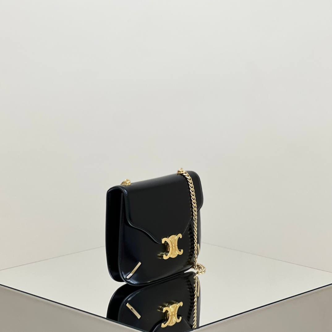 🔥大货实拍图 𝗖𝗘𝗟𝗜𝗡𝗘 ♥ 𝗕𝗘𝗦𝗔𝗖𝗘链条腋下包 型号：199273 尺寸：中号 24.5*17*4cm 尺寸：小号 19*15*6cm