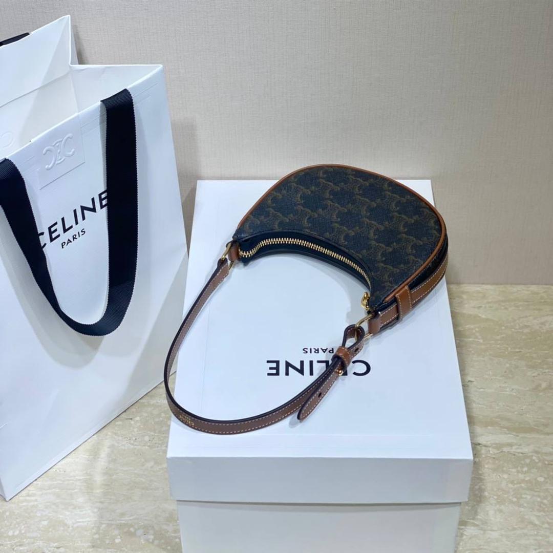 🔥大货实拍图 𝗖𝗘𝗟𝗜𝗡𝗘♥𝗖𝗔𝗡𝗩𝗔𝗦 𝗠𝗜𝗡𝗜 𝗔𝗩𝗔 腋下包鼻祖AVA出迷你款啦，简直可爱炸了！型号：10I602 尺寸：16*8.5*4cm