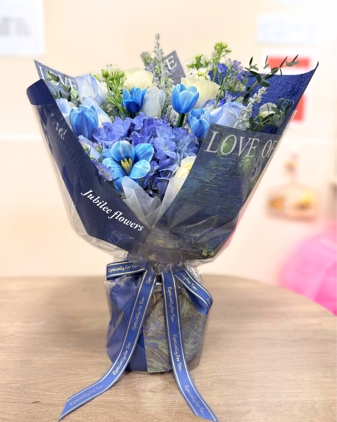 藍色鬱金香繡球花束 