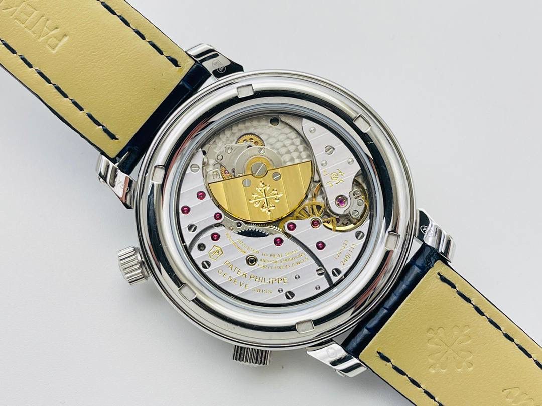 V4升级版 市场最高版本 功能跟正品一样 百达.翡丽星空升级终极版！升级细节： 1⃣️做到了跟正品满天星自动转的功能！ 2⃣️升级日历的排法和正品一样的顺序！ 3⃣️直径42毫米，厚度11毫米！ 4⃣️最大亮点：百达.翡丽星空里的月亮会根据天空上的月亮变化而变化！根据天空上的月圆月缺搬（初一月弯弯初十五月圆）到手表上了！