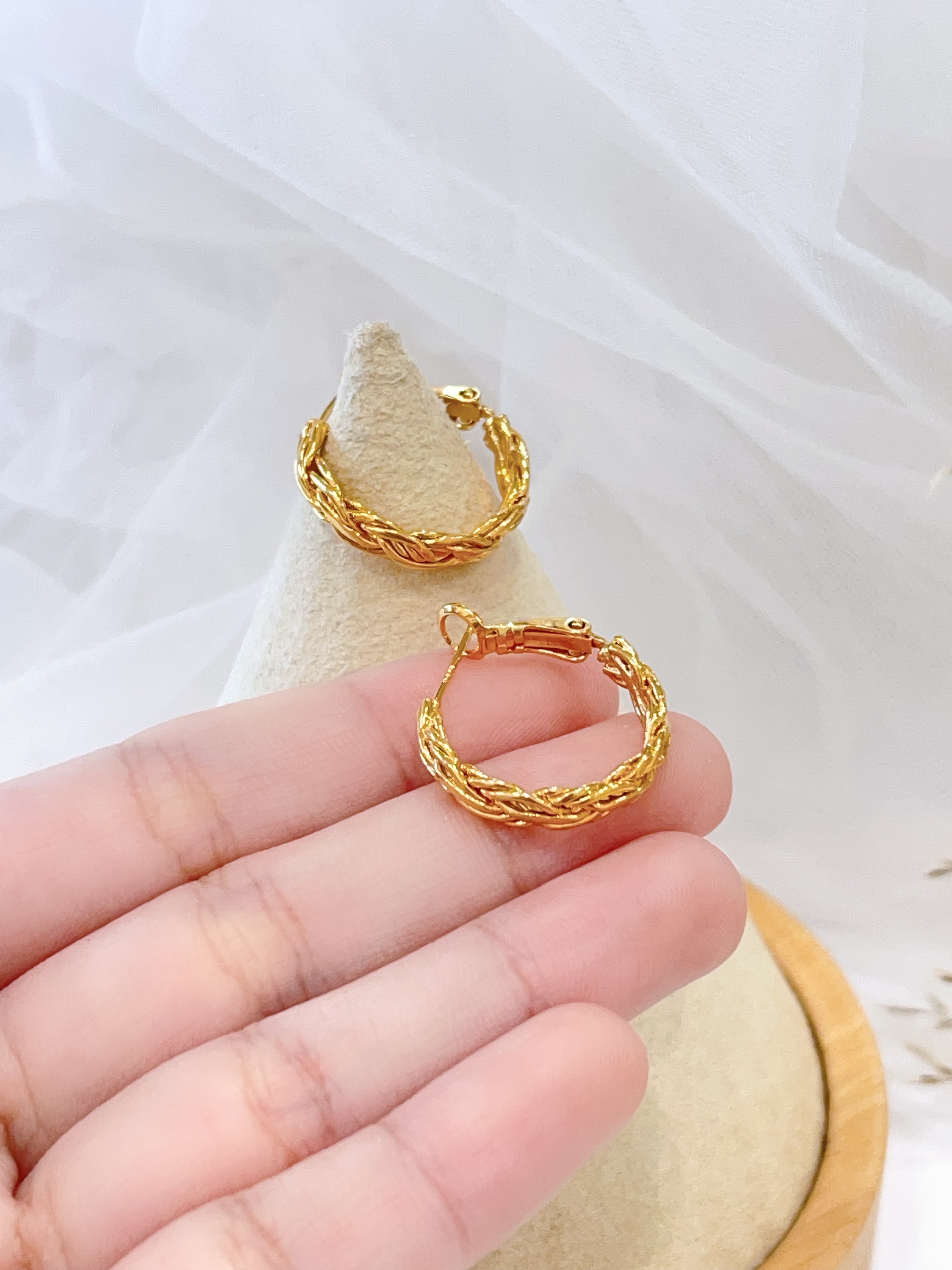 Ins复古小众金属麻花耳环