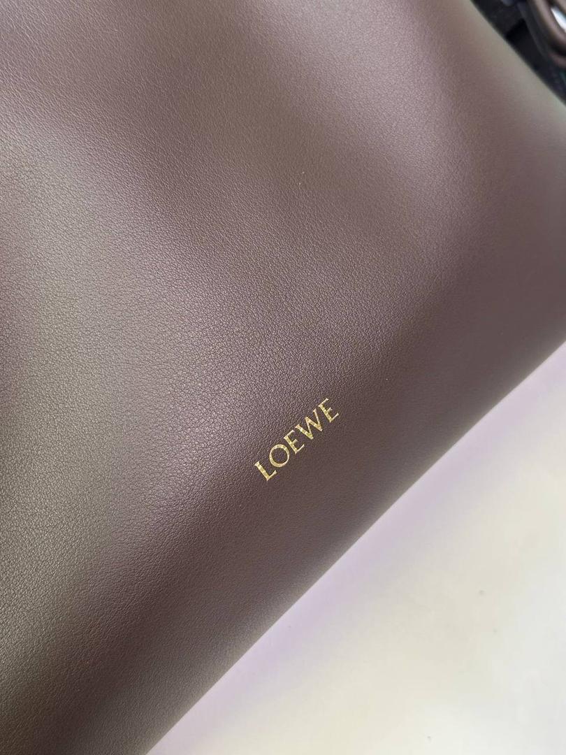 全新升级—中号𝙁𝙡𝙖𝙢𝙚𝙣𝙘𝙤出货啦✅ ❤️升级版福袋正面新增品牌烫金𝙇𝙤𝙜𝙤代替压印𝙇𝙤𝙜𝙤，肩带加宽同时增加两侧狗扣五金代替原本皮穿扣肩带，精致又便捷🥰 ❤️独家定制皮料五金，小牛皮皮质手感十分柔软且耐用，肩带🉑拆卸🉑调节，多种背法任你选择，容量超大，日常出行必备😍 ❤️独家品控，完全对版细节，全套礼盒🎁包装给你满满的仪式感🥰 中号尺寸：𝟑𝟎-𝟏𝟎.𝟓-𝟐𝟒.𝟓𝐜𝐦 款号：052028咖啡色