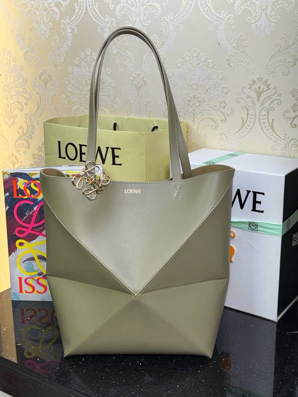 *中号𝐏𝐮𝐳𝐳𝐥𝐞 𝐅𝐨𝐥𝐝折叠手袋👜*（桉树绿） ——全新【𝗡𝗘𝗪】升级‼️ 延续经典𝙋𝙪𝙯𝙯𝙡𝙚的标志性几何裁剪设计，新晋顶流🅰️𝙋𝙪𝙯𝙯𝙡𝙚 𝙁𝙤𝙡𝙚 𝙏𝙤𝙩𝙚以折纸包为灵感，升级成🉑完全折叠‼️的结构，立体与平面任意切换，出差旅行🧳必备单品。小牛皮材质轻且柔软，𝐌𝐢𝐧𝐢尺寸搭配一条可拆卸式肩带，手提，肩背，斜挎多样化背法✨ 尺寸：𝟐𝟓.𝟓-𝟏𝟒.𝟓-𝟑𝟏.𝟓𝐜𝐦 款号：052316