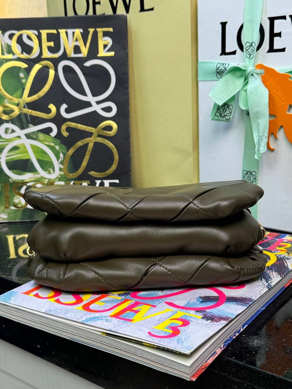 👉🏻小号羊皮【𝘗𝘶𝘧𝘧𝘦𝘳 𝘎𝘰𝘺𝘢】 —深卡其绿❤️到货✅ 编码：262122 尺寸：𝟐𝟎-𝟔-𝟏𝟑𝐜𝐦 ❤️采用轻柔纳帕小羊皮，经过裁剪、缝制和手工编织制成，内里一个主要隔层和一个拉链口袋，磁扣开合。 ❤️配有可拆卸可调节的皮革带子。可肩背或手拿。