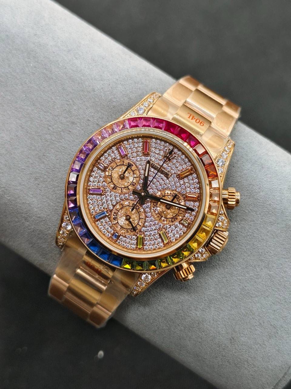 劳家 ROLEX 迪通拿系列 🎮OM6 飞越彩虹之巅---劳力士彩虹迪通拿 铂金眼 铂金小眼Cal.7750机械计时， “二代彩虹迪通拿”表壳、表带采用316L精钢材质打磨，每个壳套全程CNC处理所有细节，再经过人工流程润饰，打磨和检测做工精细，圈口角度与宝石大小数量颜色跟专柜彩虹渐变效果一致，玻璃使用蓝宝石透彻效果镜面，机芯采用7750全自动计时机械机芯，🎮 表带分别全人工镶钻精钢实心表带OR进口氟橡胶表带，配备防止意外打开的蚝式保险扣，佩戴舒适，操作也十分简便！ 这款腕表最大的特点莫过于表圈的七彩宝石和字面的十二个彩钻刻度，彩色渐变效果一一对应，这些宝石闪耀着红橙黄绿青蓝紫等斑斓的色彩，恰似添上曼妙多姿的变化色彩，劳力士精心挑选了玲珑精巧的宝石，并组合镶嵌在了一起，为腕表赋予了奇异的光彩。🎮