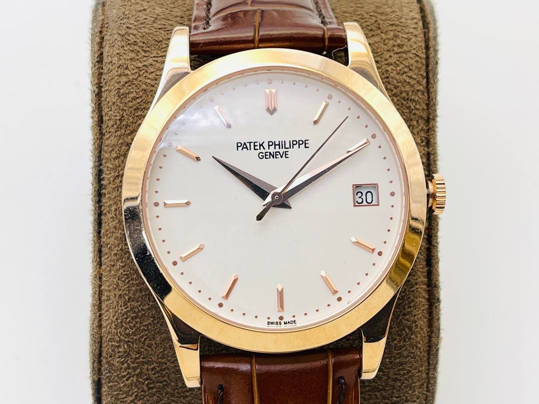 经典再续 百达翡丽古典表系列——5296-001．铂金V4升级版🤩😍细节方面： 1⃣️全新904L打造整体壳套，完善表壳细节，提升打磨质量，独家还原出正品的完美比例和特有质感。日历窗口改大小与正品一致，而非普通正常窗口！ 2⃣️刻度，指针采用最新的贵金属电镀技术加持，效果更佳出彩！ 3⃣️“锅盖型”微凸蓝宝表镜，版型与正品一致，效果通透，辨时清晰。 4⃣️【引领一体机时代】采用定制版Cal.9015改324机芯，超薄稳定性强！ 5⃣️【表带】经典意大利小牛皮表带，纹路清晰，质感上乘。针式表扣打磨齐整光亮，通用原装无压力。