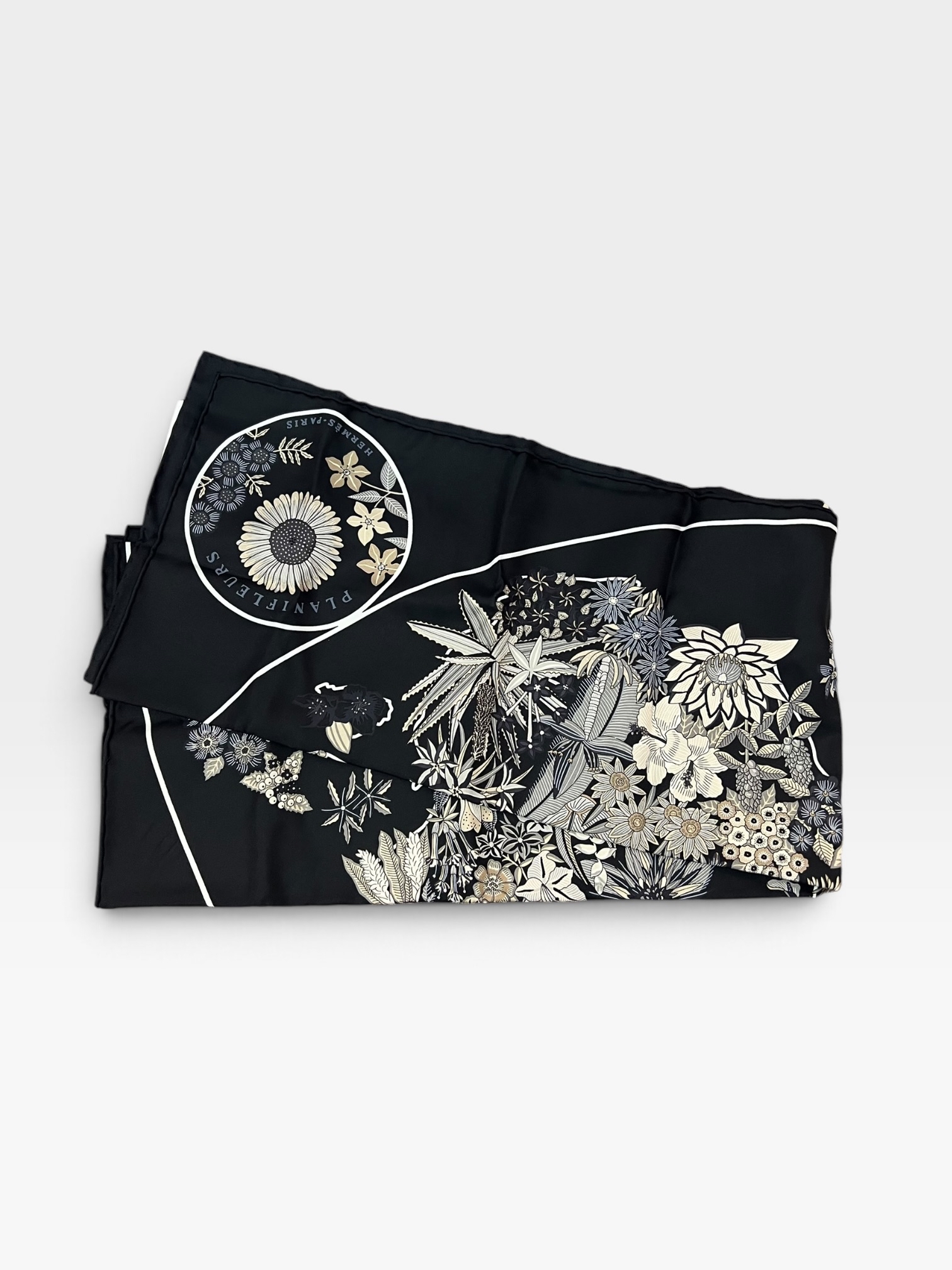 Pre-Owned Hermès Carré 90 Planifleurs /Product Code: 102707