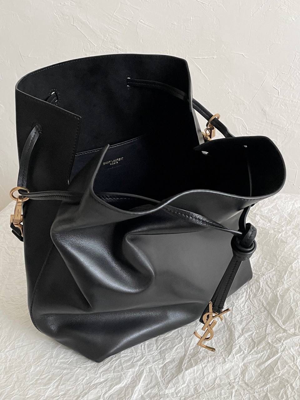 ys1 paris vii羊皮抽绳水桶包🕋 我好爱小羊皮的手感啊 摸着像婴儿皮肤一样柔软 居然被一只包包治愈了 这两年ys1的tote可以说是一骑绝尘 颜值上真心秒杀其他牌纸的托特包 这只水桶包既保留了他家飒爽姐姐风的调调 软软的包身又综合了一部分"杀气"，哈哈哈 两种背法，可腋下，可斜挎～ 容量方面就更不用担心了 托特该有的功能它都有 特别是又大又轻这一点！ 这可不是什么托特都能做到的😌 30×24×12cm804302m