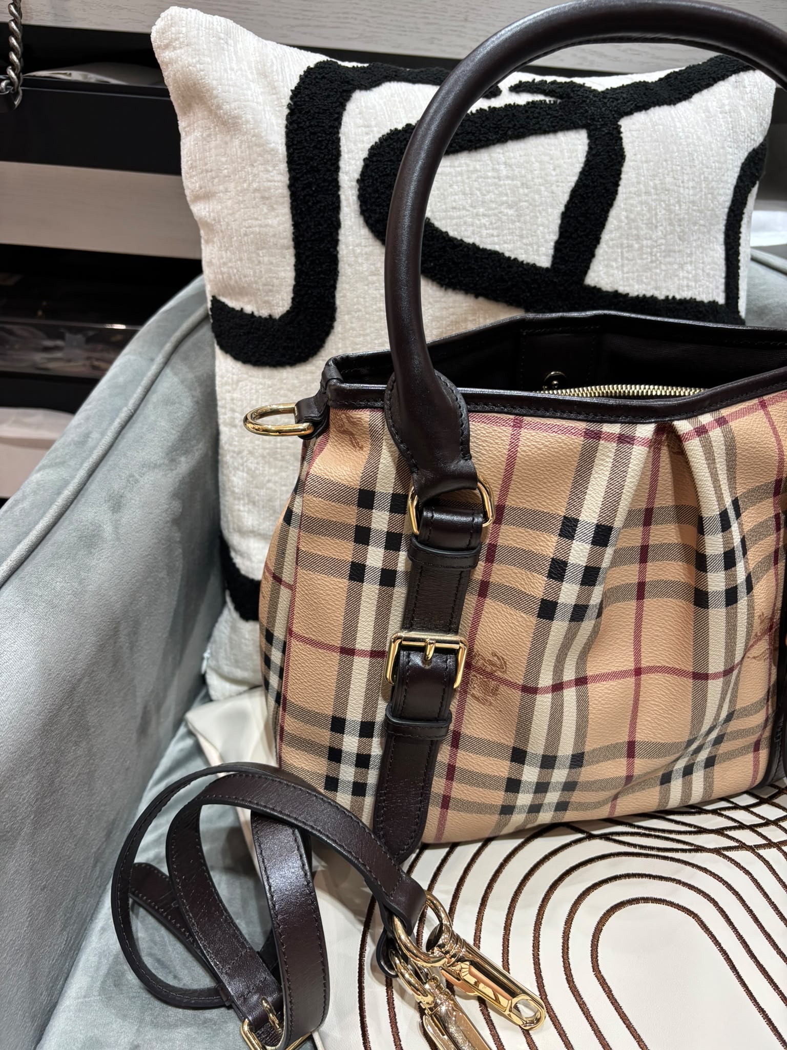 Burberry 2way bag 100%Authentic, 95%New ✅Dust bag