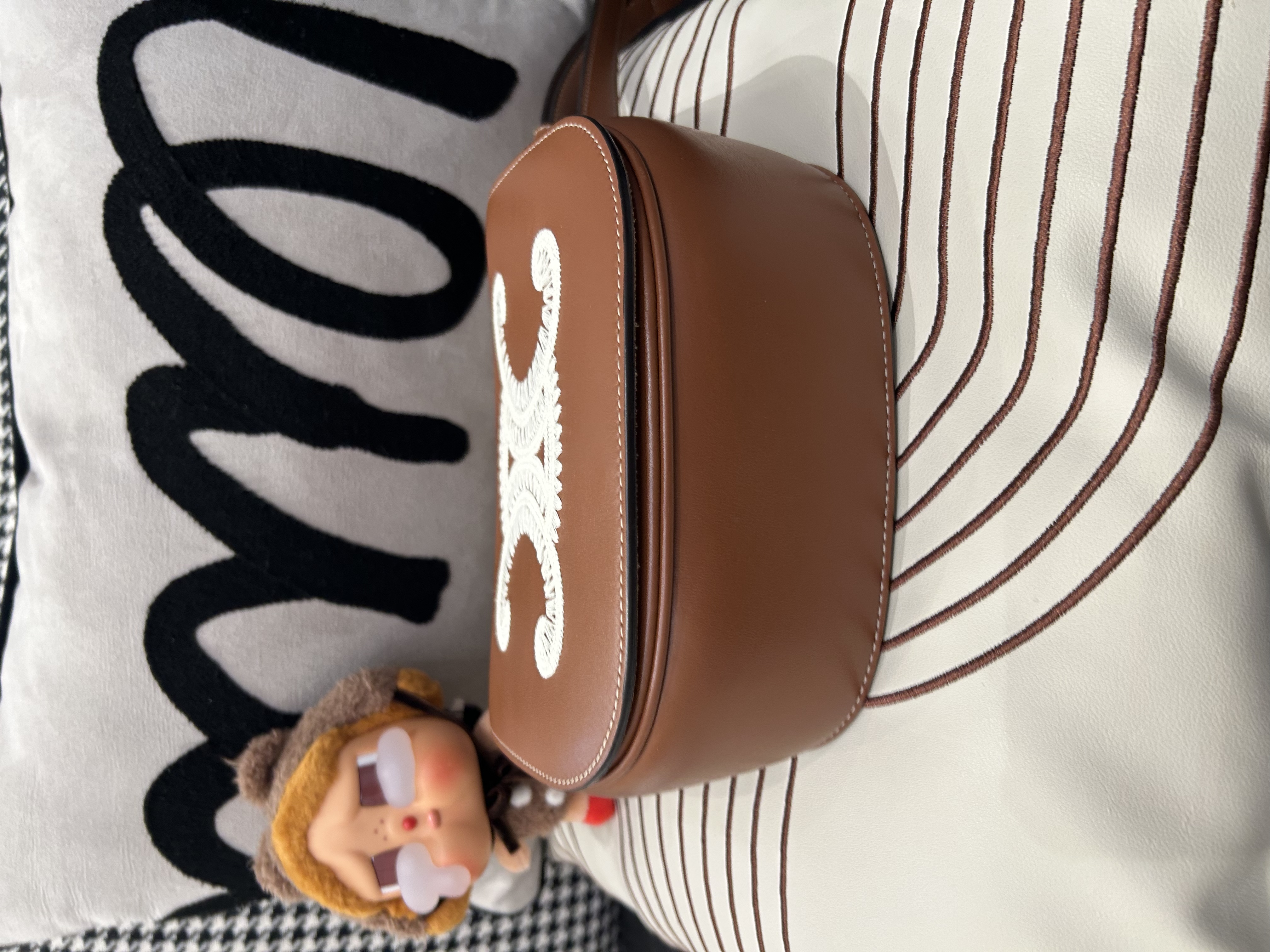 Celine Folco Cuir Triomphe光滑牛皮革馬鞍包，刺繡凱旋門 100%Authentic,98%new  ✅dust bag ✅booklet   