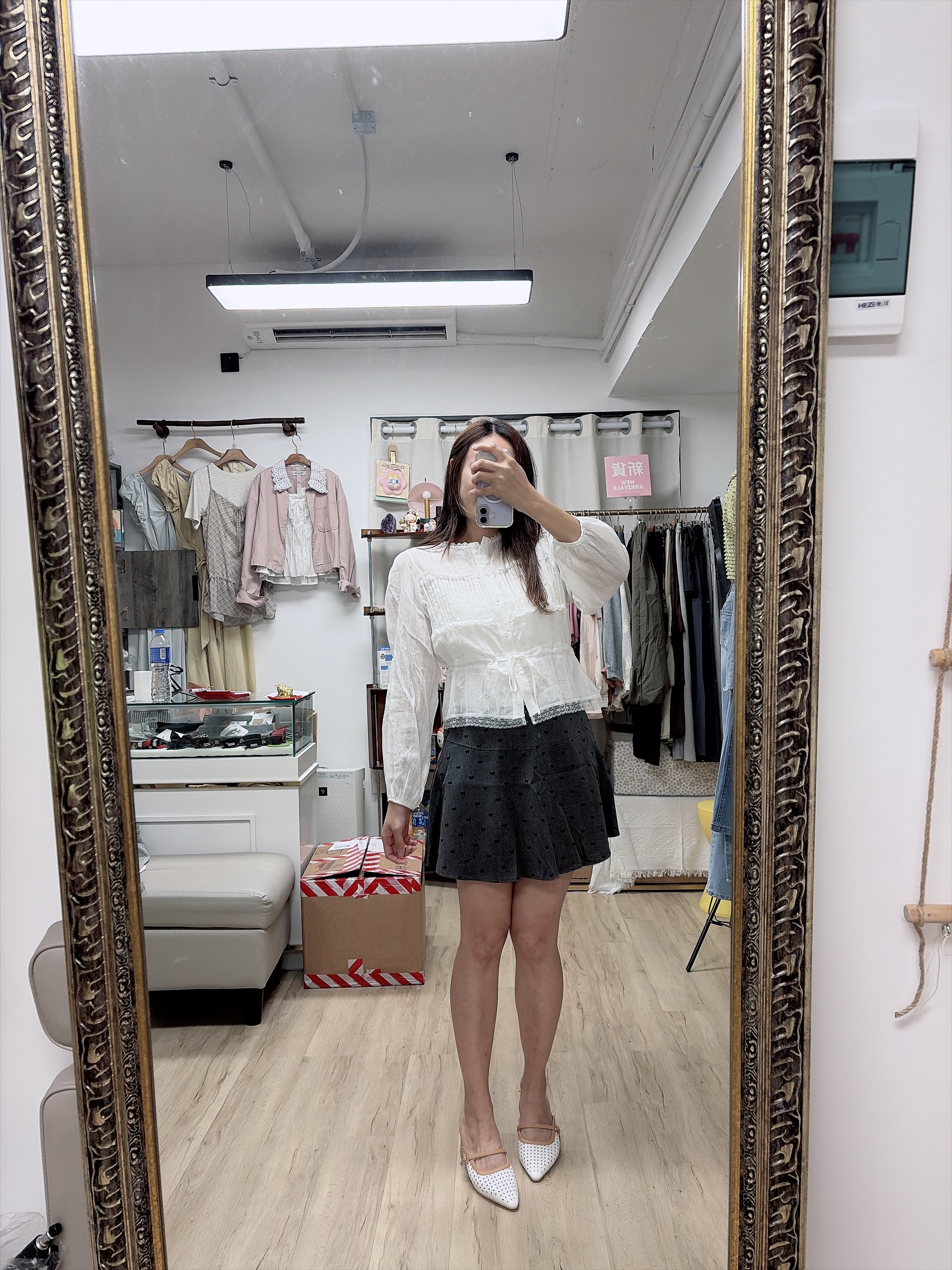 白色修腰壓褶恤衫