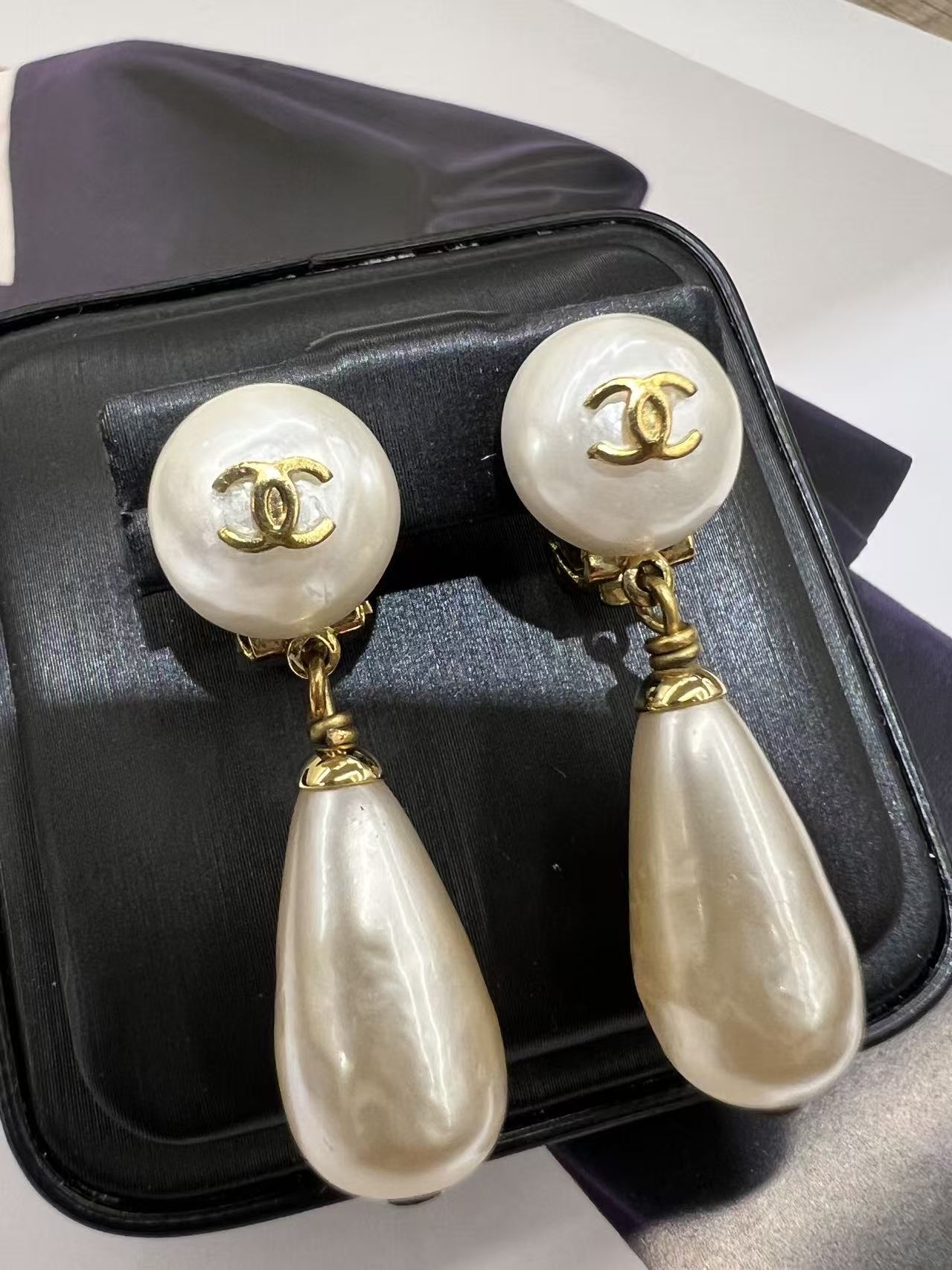 Chanel 優雅珍珠夾式耳環