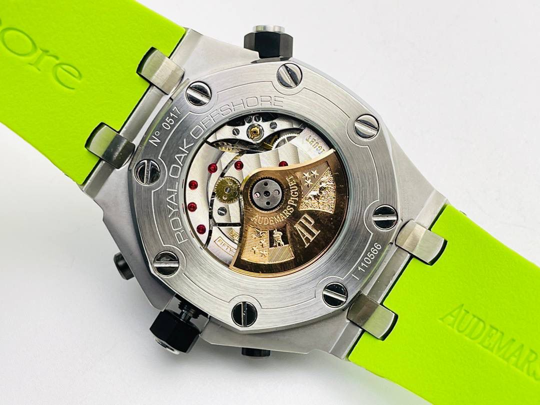 爱彼A P皇家橡树系列水果腕表！ 型号：26703 跑秒计时自动机械男表！搭载原版cal.3124机芯 直径：42MM！ 1⃣️表壳材质选用的904L精钢，经过CNC一次成型锻造了42MM的表径，表壳在经过拉丝工艺多次打磨抛光后做到了无懈可击，包括螺钉也一致还原！ 2⃣️表盘字面格纹错落有致，立体感很强。刻度线粗细程度以及长短均与正品保持一致。条钉时标内部填充超强夜光材料。两组小圆盘对称分布，就像两只小眼睛。盘面内有一圈一圈的放大环，细节处理很到位。 3⃣️橡胶表带表面的磨砂质感很强.采用无味不沾灰尘的进口橡胶，只为提高佩戴的舒适感！ 4⃣️前后玻璃都采用蓝宝石水晶镜面玻璃，镜面通透性也很强。这款腕表采用3124机芯，做到了外观和正品的极其相似，走时精准稳定！