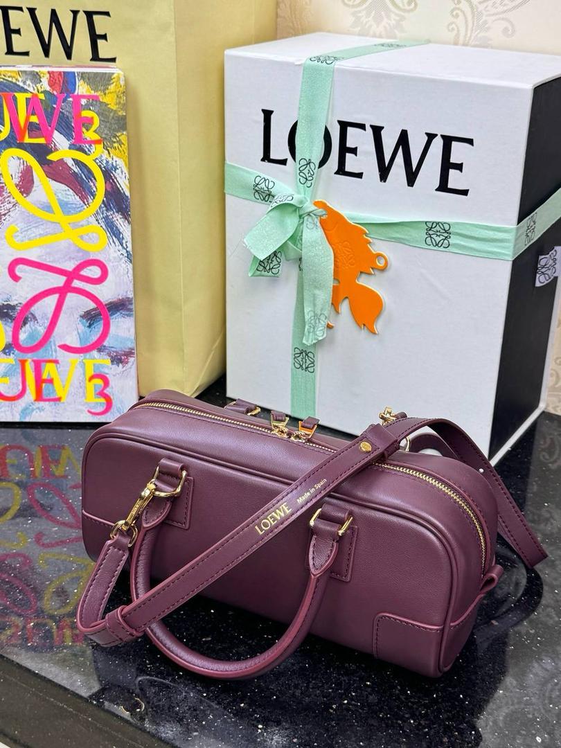 🎈𝗔𝗺𝗮𝘇𝗼𝗻𝗮 23 𝗖𝗿𝗼𝗽𝗽𝗲𝗱保龄球包 ——【杨幂同款‼️独家新品】 尺寸：𝟮𝟯-𝟏𝟏-𝟏𝟎𝗰𝗺 编码：012404 【配全套礼盒】 ❤️采用超柔纳帕小牛皮•延续标志性𝘈𝘮𝘢𝘻𝘰𝘯𝘢标识搭配小挂锁🔒作为新图标•重塑为修长法棍比例。 ❤️外部双拉链设计•搭配可调节可拆卸的长肩带•多样化背法😎容量大•小巧包型为当下时尚之追求。