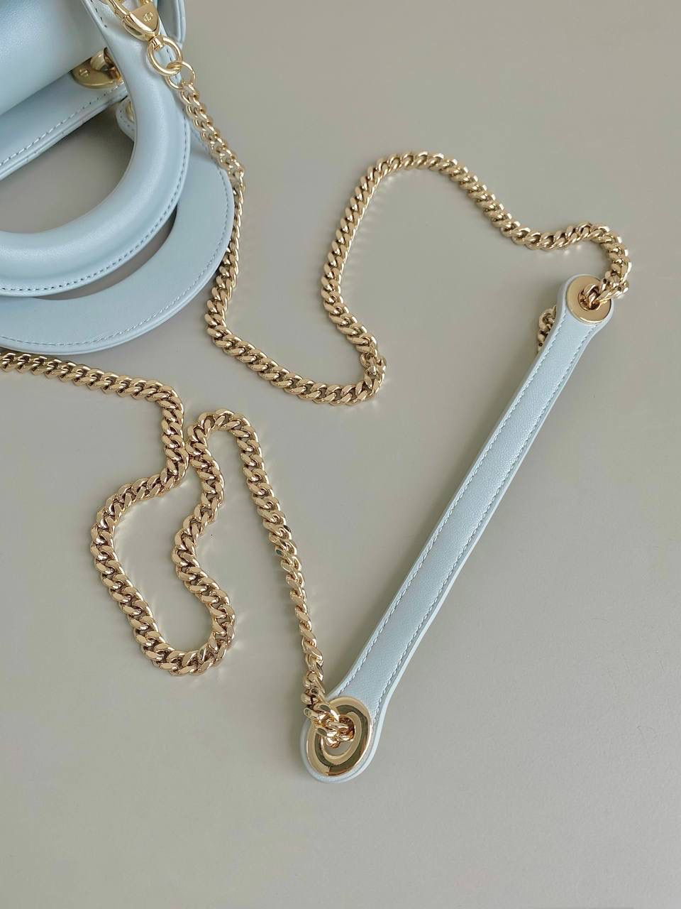 湖水蓝🤩🩵 𝗗𝗜𝗢𝗥 𝗟𝗮𝗱𝘆羊皮三格23新色 秋季新颜色太甜太美了！奶呼呼的 不是正baby 蓝哈！别被网图滤镜误导了 清澈澄明的湖水颜色，是一种淡色调带绿的蓝 就会在不同光线角度下，呈现偏绿或偏蓝调 特别温柔清冽，像夏日的风一样温凉如水 干净纯粹，柔和中有股力量带来的平静感 整个人都被治愈了啊啊啊！！ 进口原厂羊皮➕全钢五金，最高版本17×15×7cm ✨