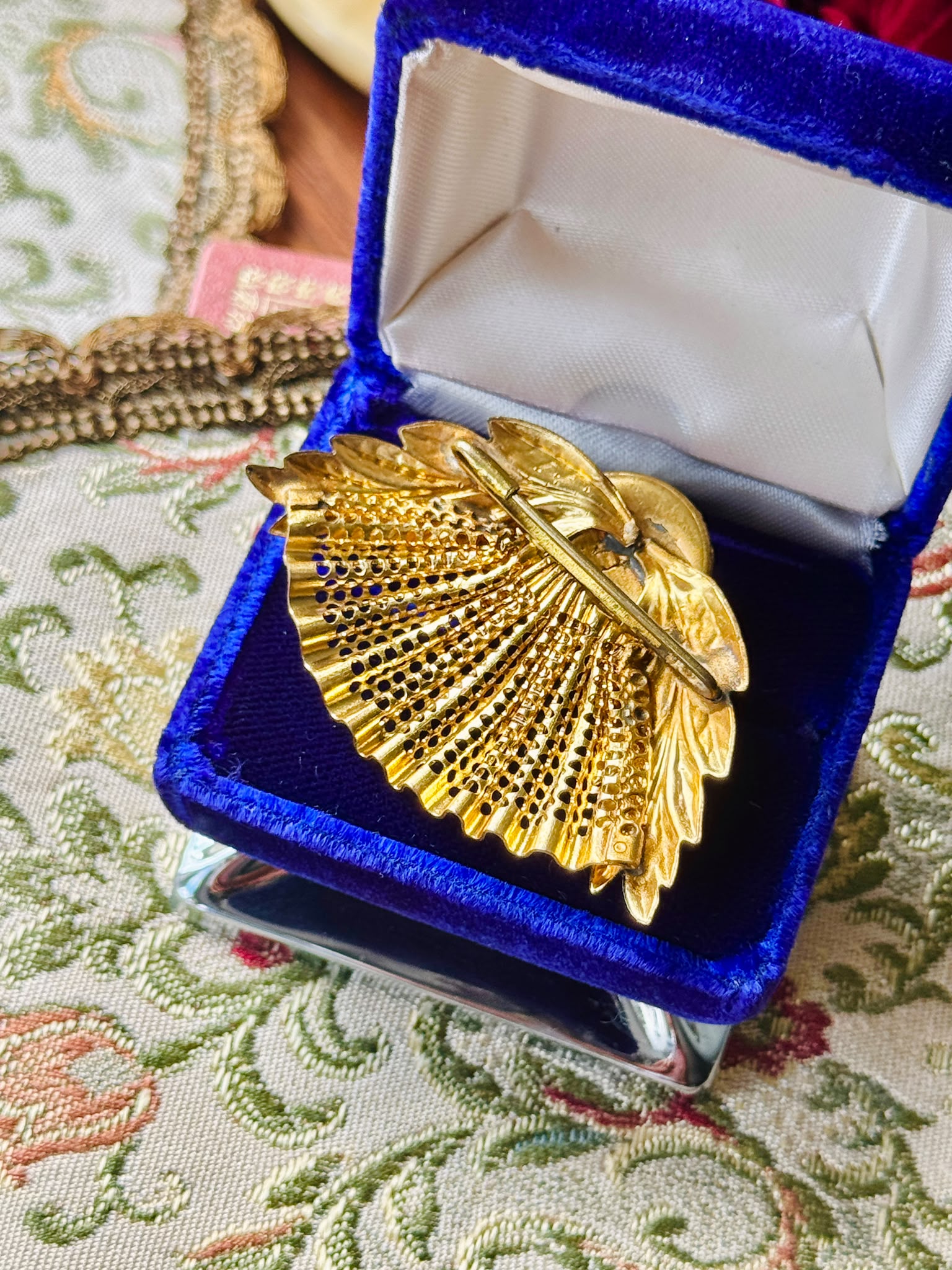 Vintage Emerald Green Glass Fan Brooch (MT2625-5)