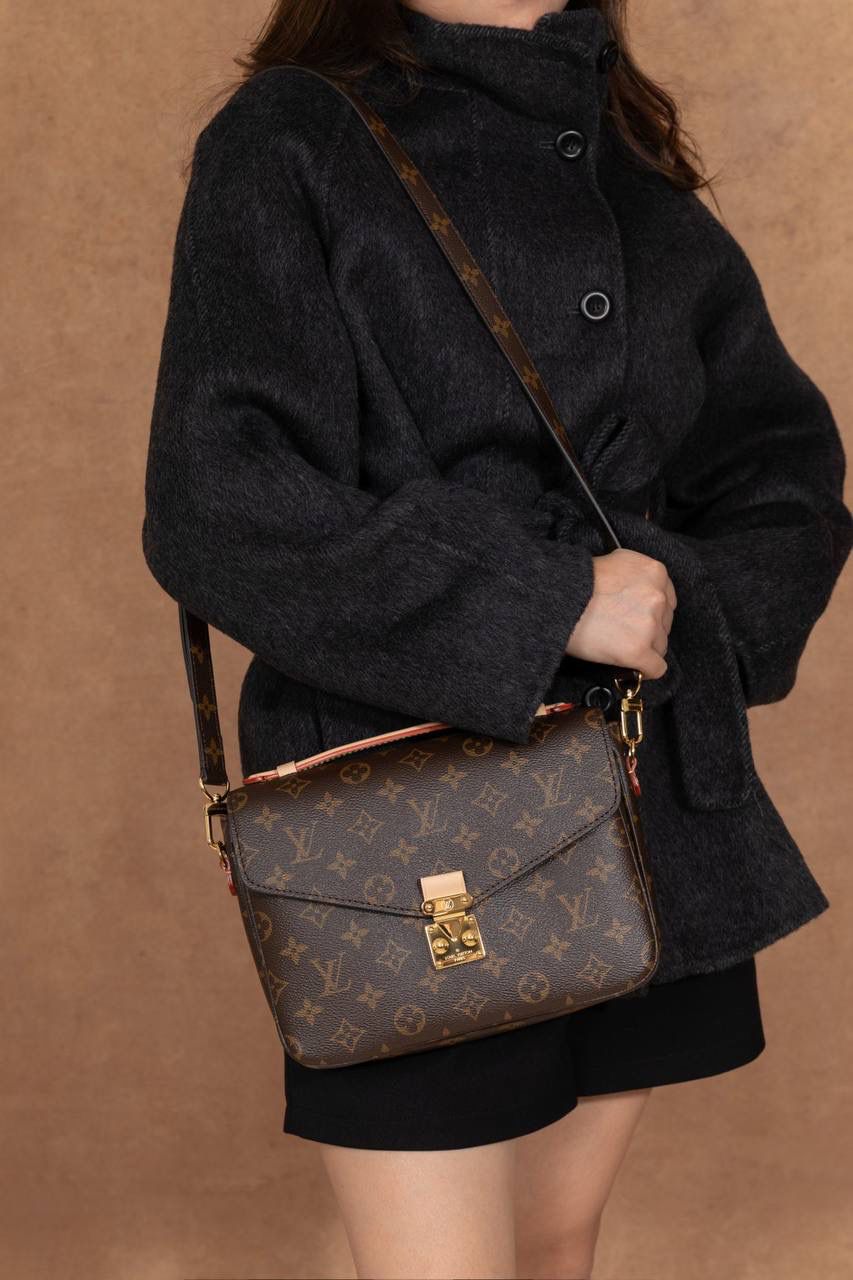 LV POCHETTE METIS🎀大邮差包 ✨ 法国原厂料 + 原厂皮 + 全钢五金 质感真的很稳，拿在手上就知道不一样，高级感直接出来 😍 这款邮差包因为设计经典， 所以一直被叫做 “入门级邮差包” 👜 但不要小看它哦～ 👉 超百搭、👉 超耐看、👉 永远不过时