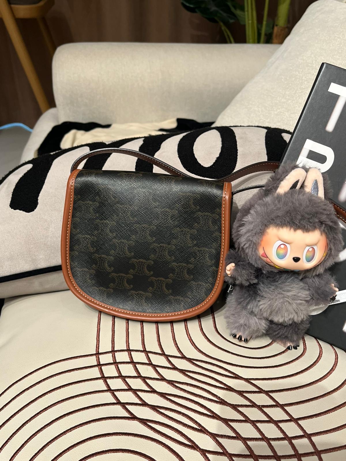 Celine mini Besace Triomphe Shoulder Bag，100%Authentic, 98%new✅Tag✅Dust bag