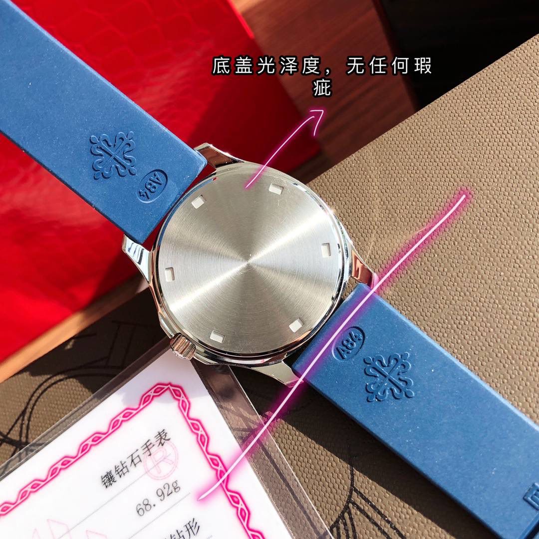 细节实拍‼️百达翡丽AQUANAUT 搭载原装瑞士石英机芯 。由100个零部件组成的一颗小而强大的内脏。真正做到零返修零误差！表盘设计也颇为独特，个性的浮雕表盘，精致立体字块。整个手表看起来立体感 高级感十足！玻璃采用蓝宝石超强硬度水晶玻璃。防反光 防刮花。进口热带复合材料橡胶表带，佩戴极为舒适贴手，适合各种手腕。搭配原装蝴蝶表扣 佩戴方便。最强舒适感😍🤟🏻