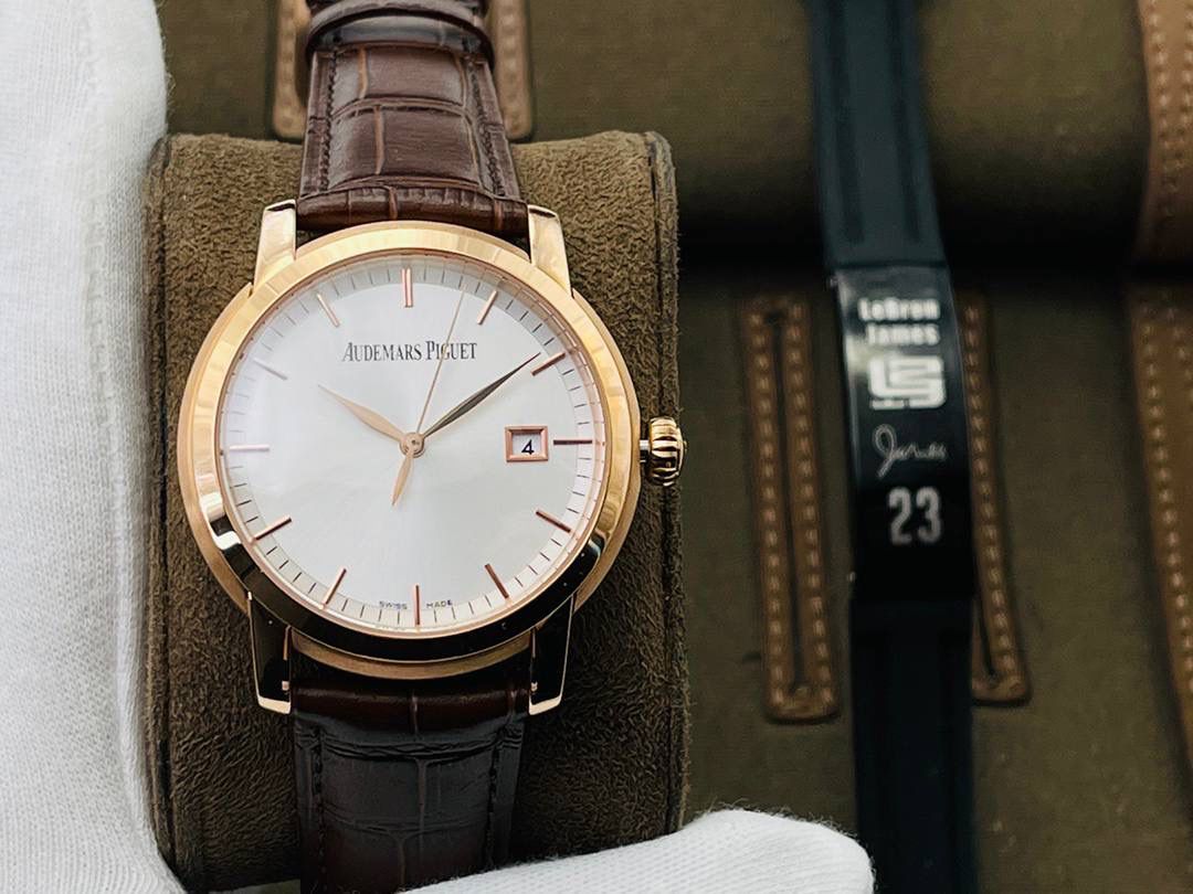 原版开模 市场最高版本 爱.彼 JULES AUDEMARS系列男士腕表！ 1⃣️机芯型号：2824改3120自动机械，透底设计！稳定零返修！ 2⃣️表径41毫米！ 3⃣️大三针简约表盘！ 4⃣️316L精钢壳套！