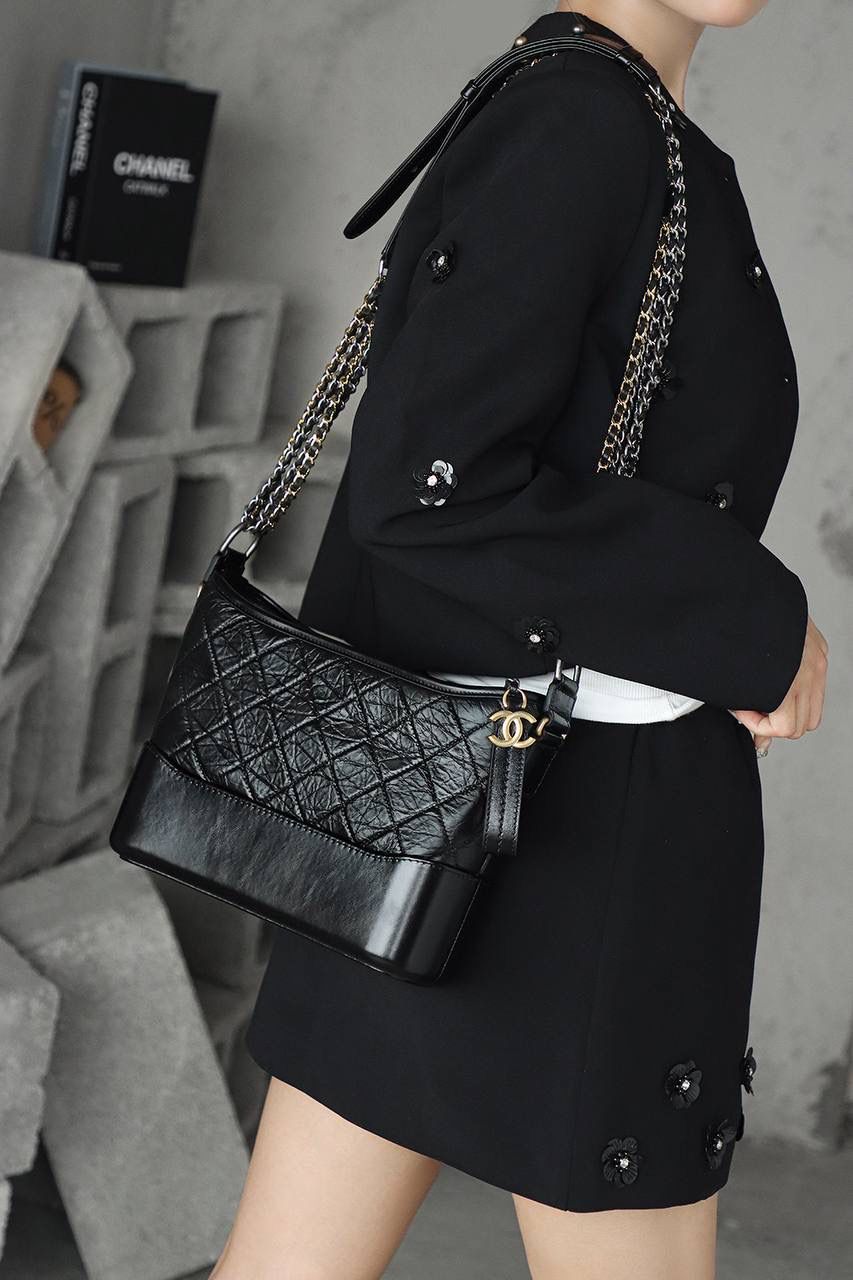 流浪包中號鑒定版 👜 一包一碼 支持全球鑒定查驗身份證原廠專G 蒙塔貝拉原廠皮料過關清單資料可査詢 四大金剛之一的流浪包百搭不膩，大愛它的帥氣隨性慵懶優雅！ 中號size男女都可以駕馭，輕鬆背出屬於自己的風格！ 五金：全鋼做舊復古五金 皮料：蒙塔貝拉原廠皮 尺寸大号：21*28*10cm 小号：15*20*8cm