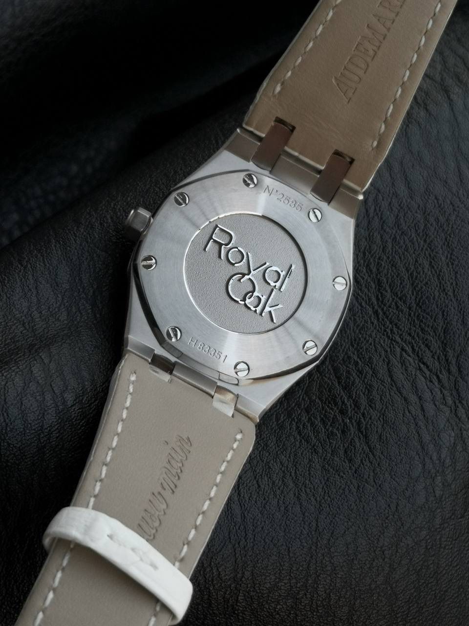 凭借无可比拟的璀璨光芒，SWAROVSKI ZIRCONIA已成为市场上最优质及最能与钻石媲美的合成立方氧化锆。完美饱和的色彩，精湛非凡的切工，源自施华洛世奇逾百年的精确切割经验，以及幻彩钻石的灵感启发。此外，已获专利的表面优化工序TCF (热熔着色技术)，为SWAROVSKI ZIRCONIA缔造出鲜艳夺目的色彩；这项技术不但符合环保要求，更确保每颗宝石没有经过辐照处理，不含辐射。由此而来的合成立方氧化锆色彩持久之余，亦经得起日常使用的考验。 🚀品质保证🚀 V7厂每颗SWAROVSKI ZIRCONIA均刻有非肉眼可见的认证标记。以镭射镌刻的“SWAROVSKI ZIRCONIA”品质认证标志