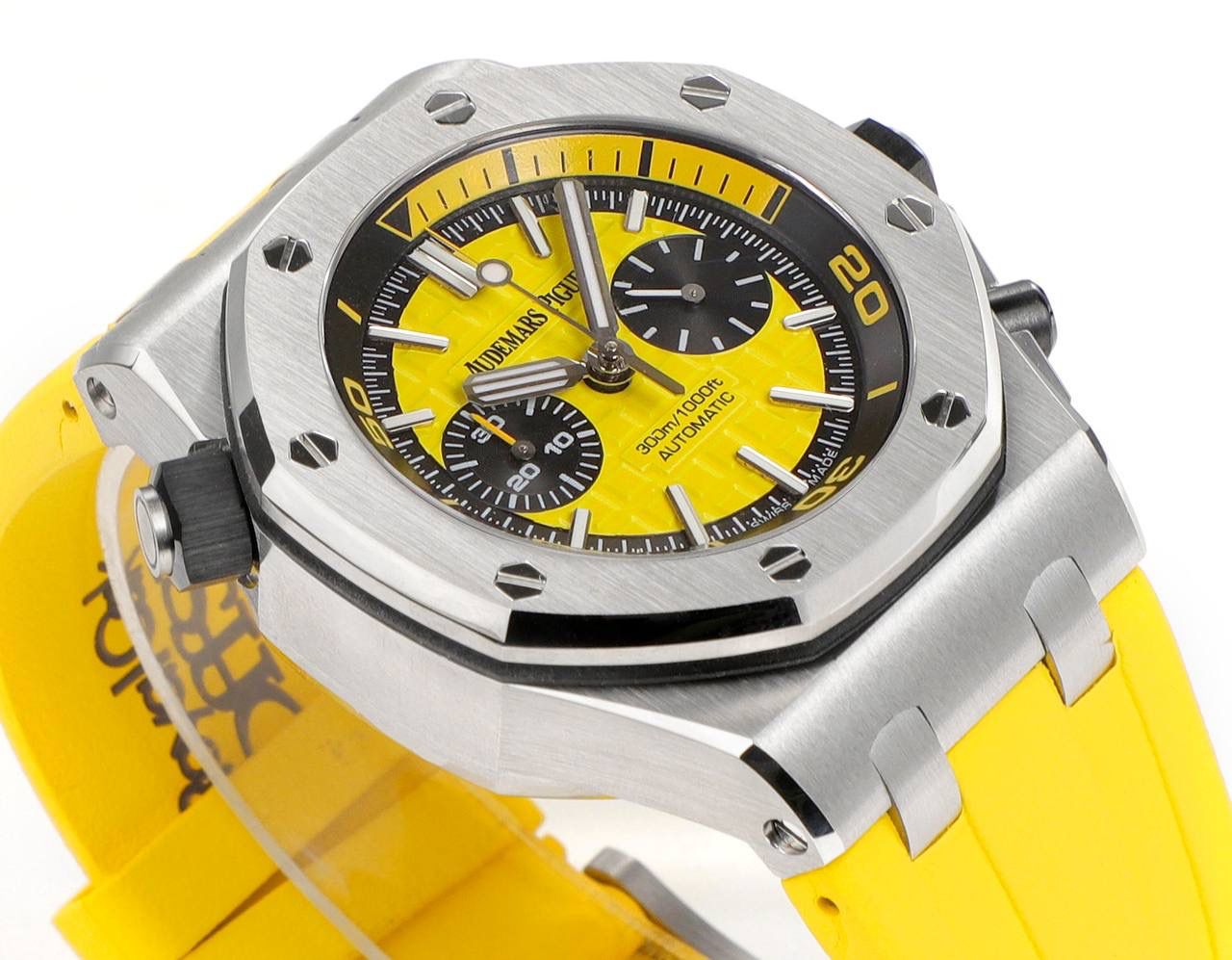 🚀AP爱彼皇家橡树系列水果腕表💯 型号：26703 跑秒计时自动机械男表 搭载原版cal.3124机芯 直径：42mm 超强夜光 1.表壳材质选用的316L精钢，经过CNC一次成型锻造了42mm的表径，表壳在经过拉丝工艺多次打磨抛光后做到了无懈可击，包括螺钉也一致还原 2.表盘字面格纹错落有致，立体感很强。刻度线粗细程度以及长短均与正品保持一致。条钉时标内部填充超强夜光材料。两组小圆盘对称分布，就像两只小眼睛。盘面内有一圈一圈的放大环，细节处理很到位。 3.橡胶表带表面的磨砂质感很强.采用无味不沾灰尘的进口橡胶，只为提高佩戴的舒适感 4.前后玻璃都采用蓝宝石水晶镜面玻璃，镜面通透性也很强。这款腕表采用3124机芯，做到了外观和正品的极其相似，走时精准稳定！！！