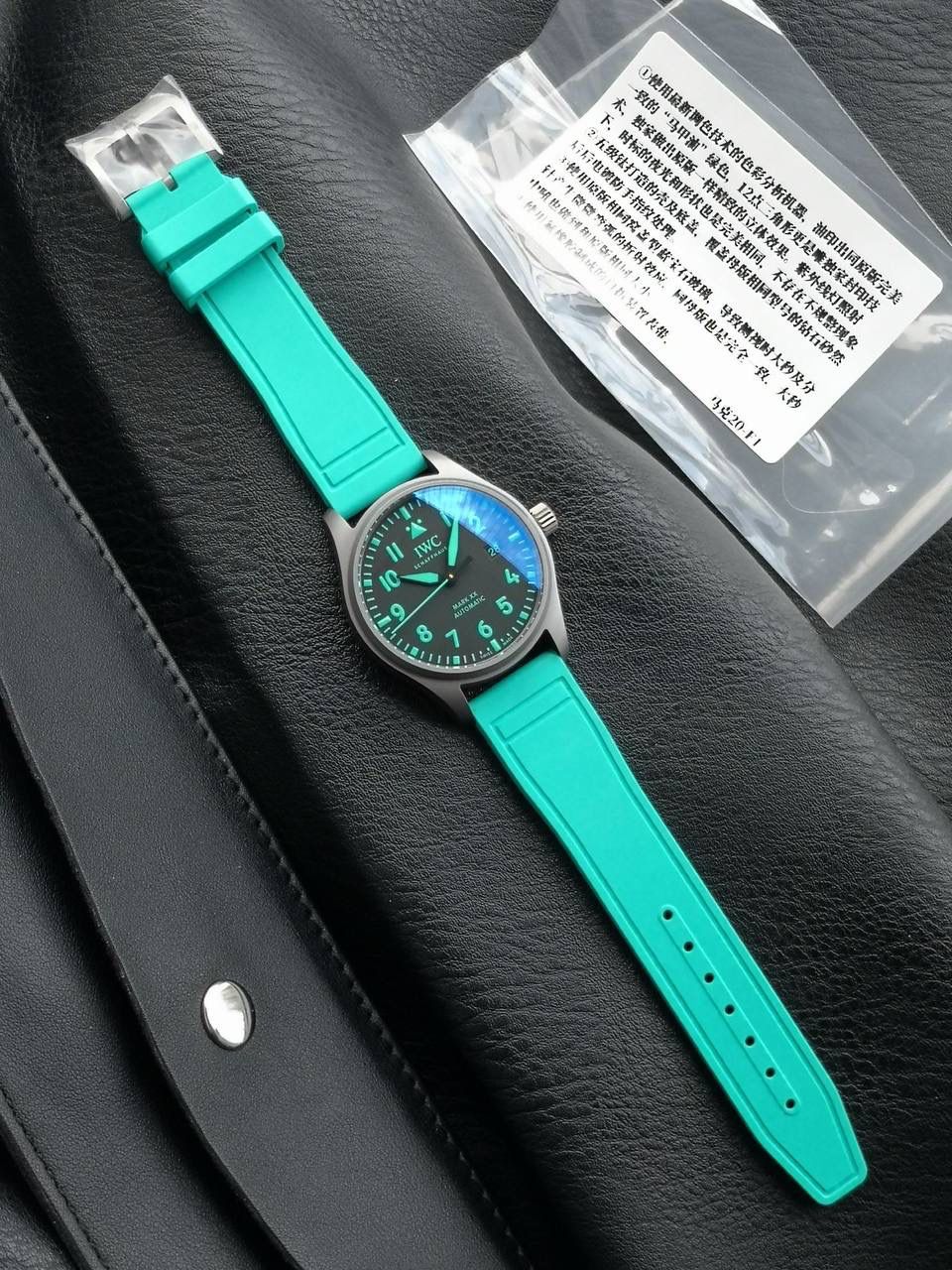 IWC 万国表 Mark XX 飞行员腕表 蒂芙尼蓝橡胶表带