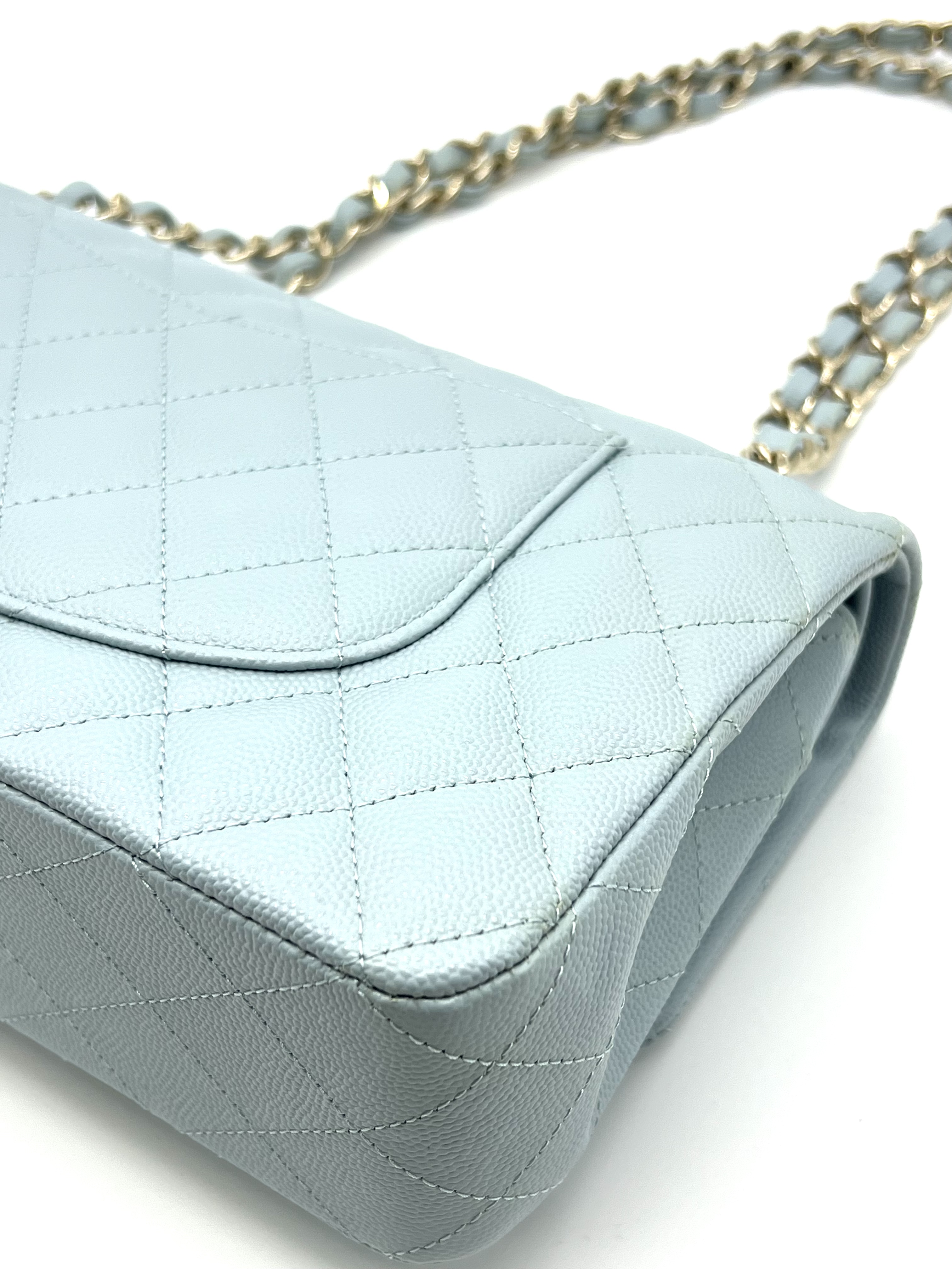 Chanel Small Classic Flap Handbag / Product Code: 26031707